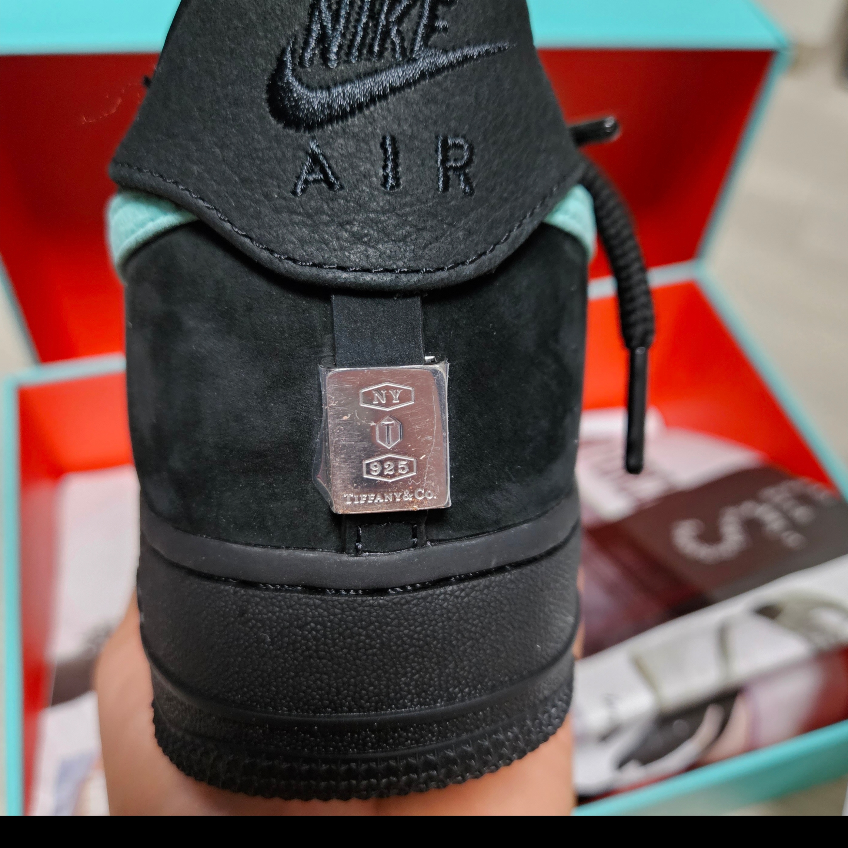 Nike x Tiffany & Co. Air Force 1 Low SP 1837 착용 스타일 - 3