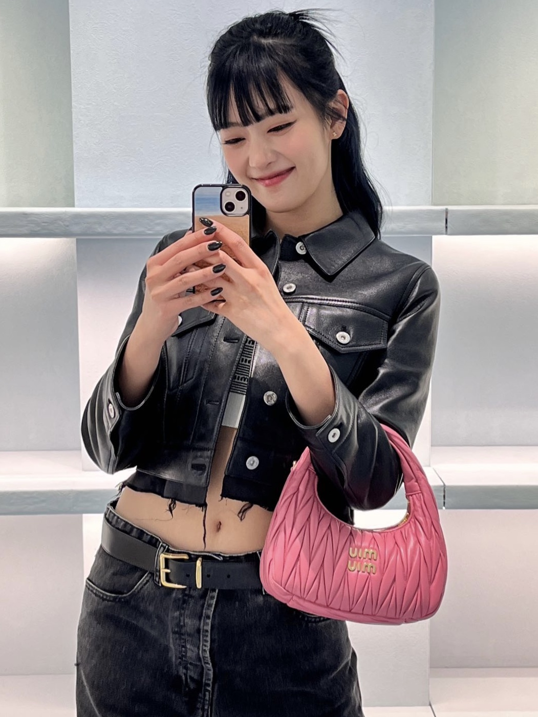 Miu Miu Wander Matelasse Nappa Leather Mini Hobo Bag Begonia Pink 착용 스타일