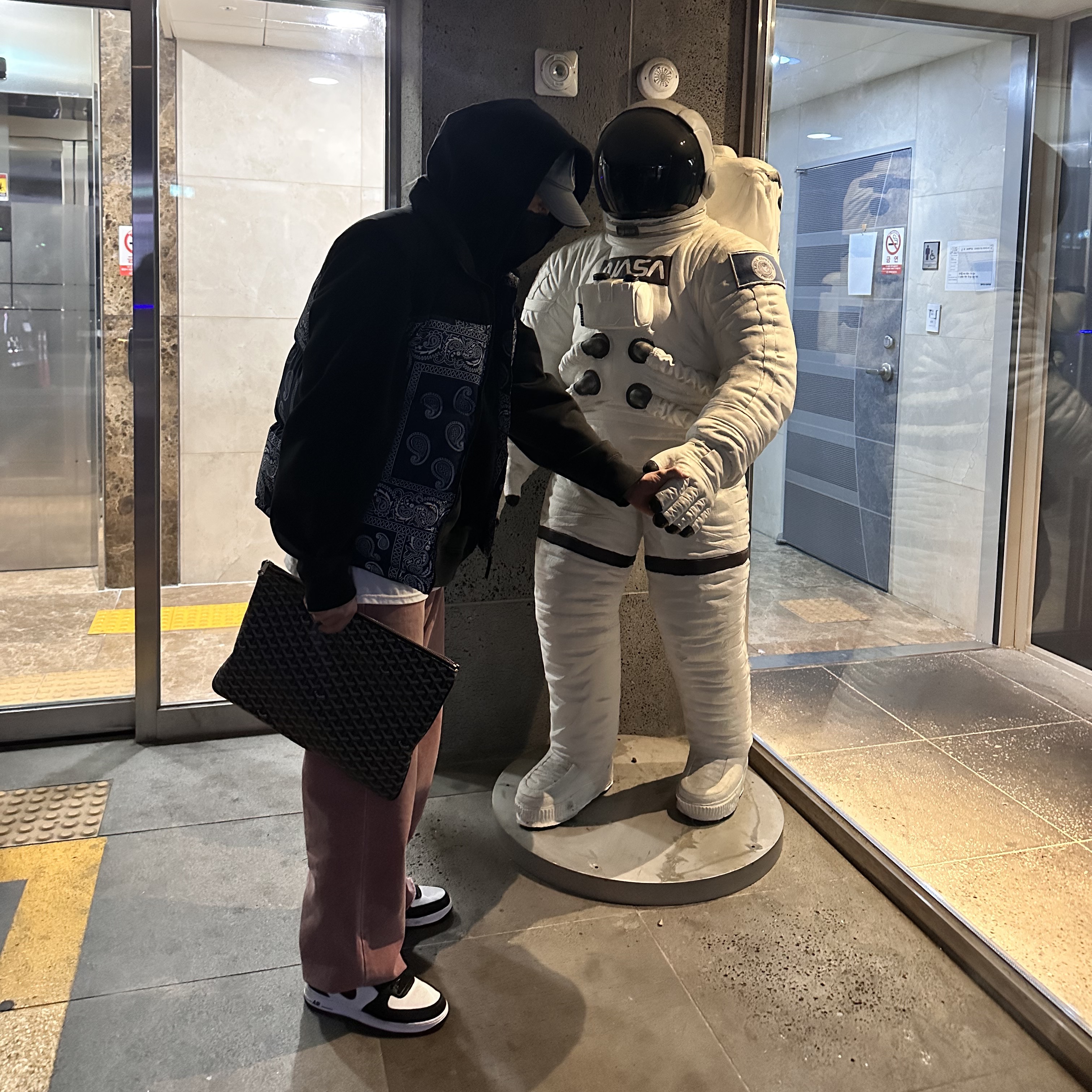 The North Face Nuptse Down Vest Navy, Nike x Stussy Air Force 1 '07 Mid SP Black and Light Bone 착용 스타일