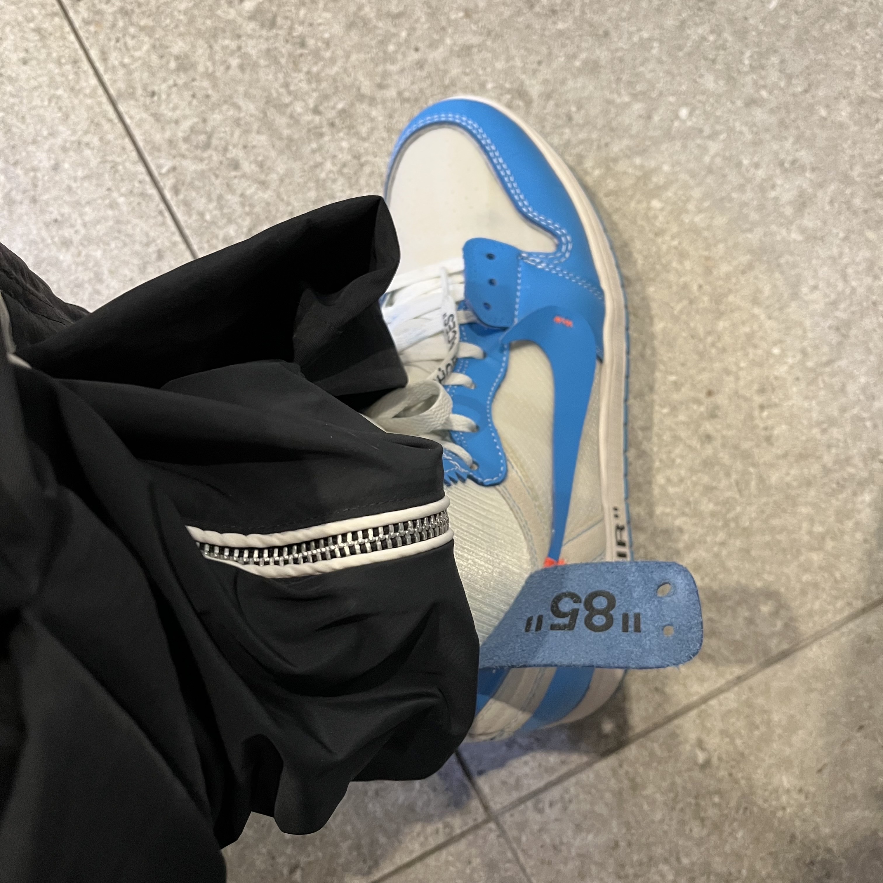 Jordan 1 x Off-White Retro High University Blue, Nike NRG DH Pants Black 착용 스타일 - 1