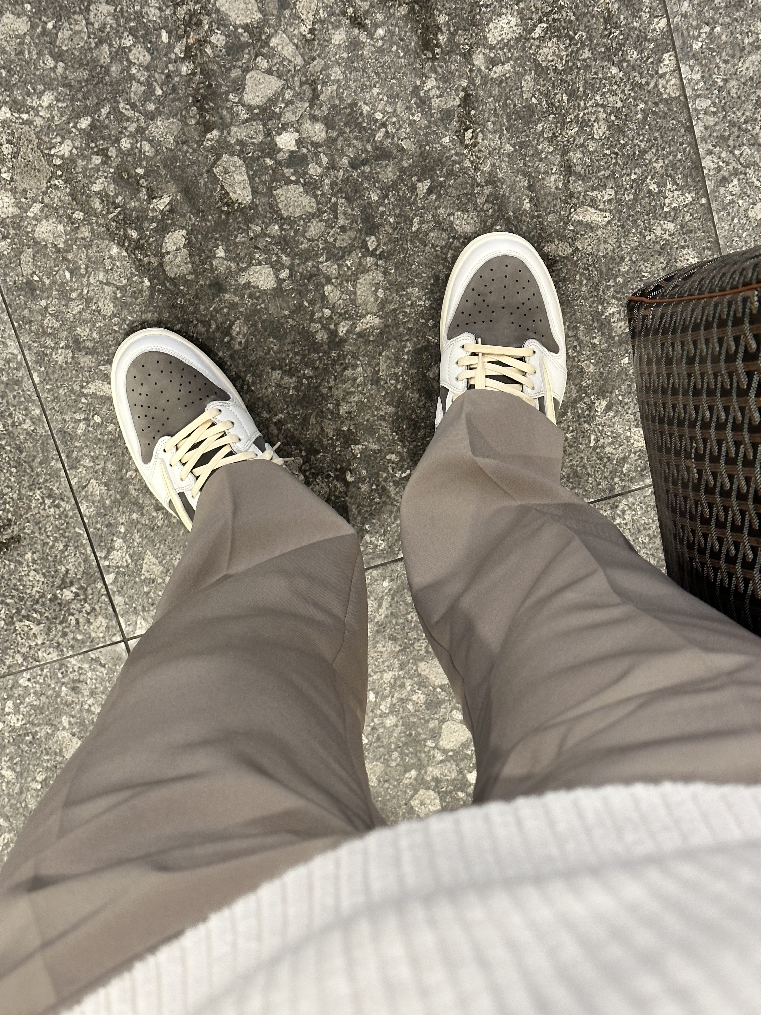 Jordan 1 x Travis Scott Retro Low OG SP Sail and Ridgerock, Goyard Voltaire Bag Black Tan 착용 스타일