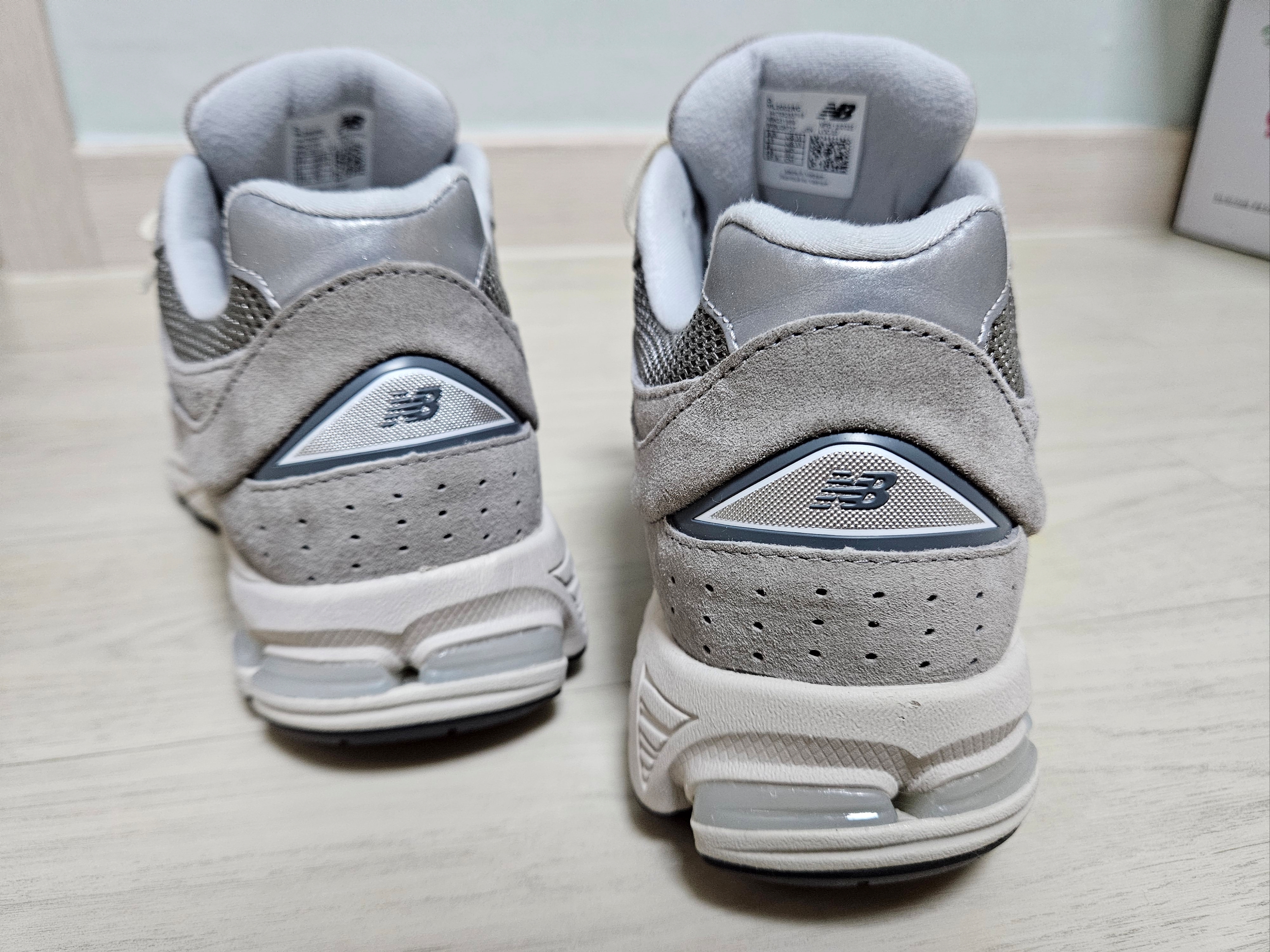 New Balance 2002R Grey 착용 스타일 - 3