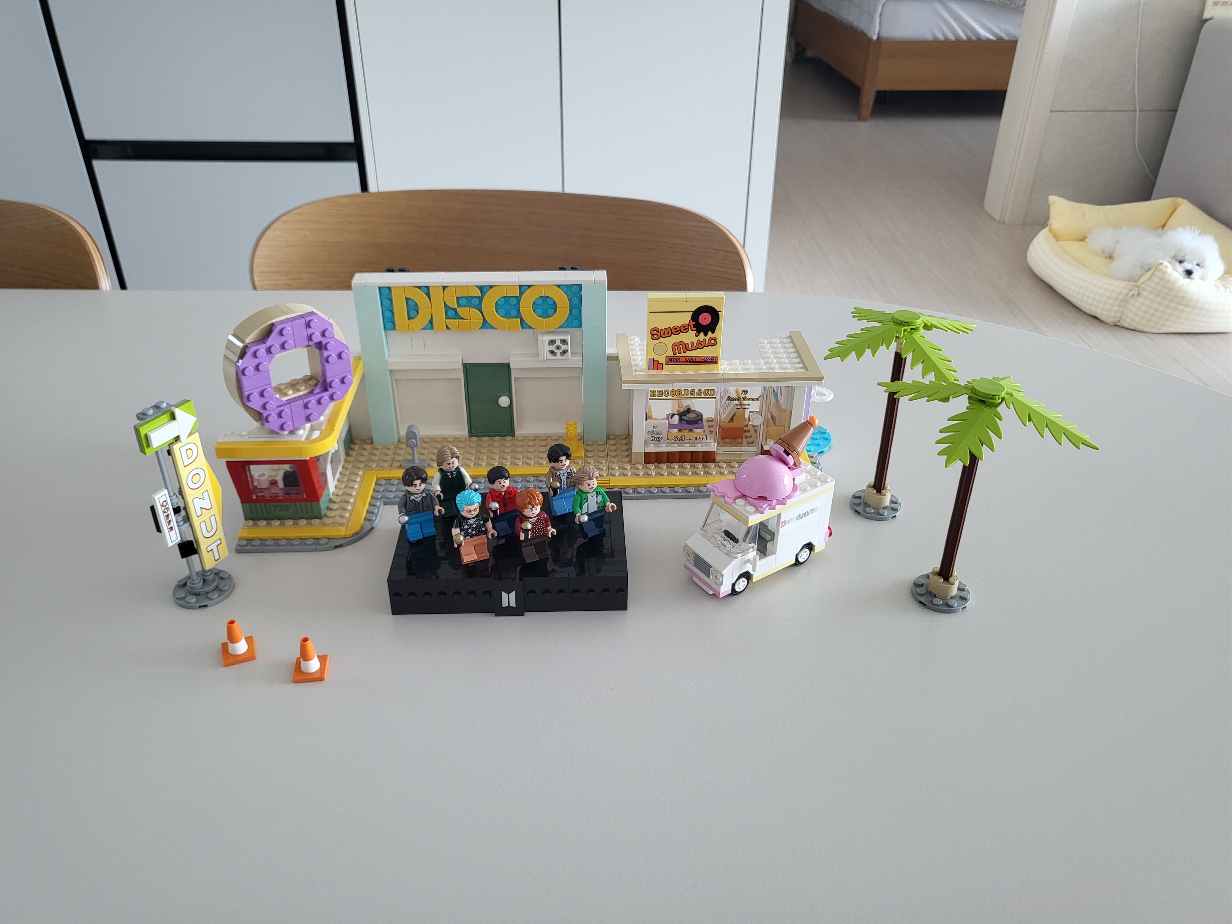 Lego BTS Dynamite 착용 스타일