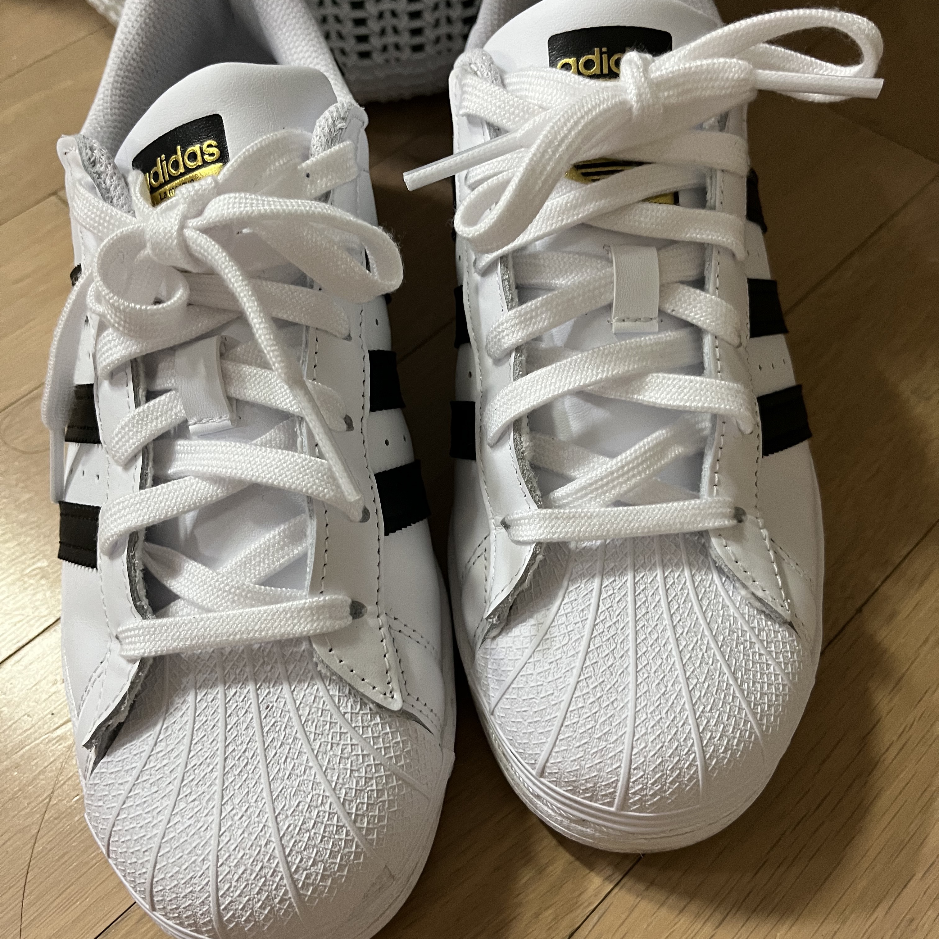 Adidas Superstar White Black 착용 스타일 - 1