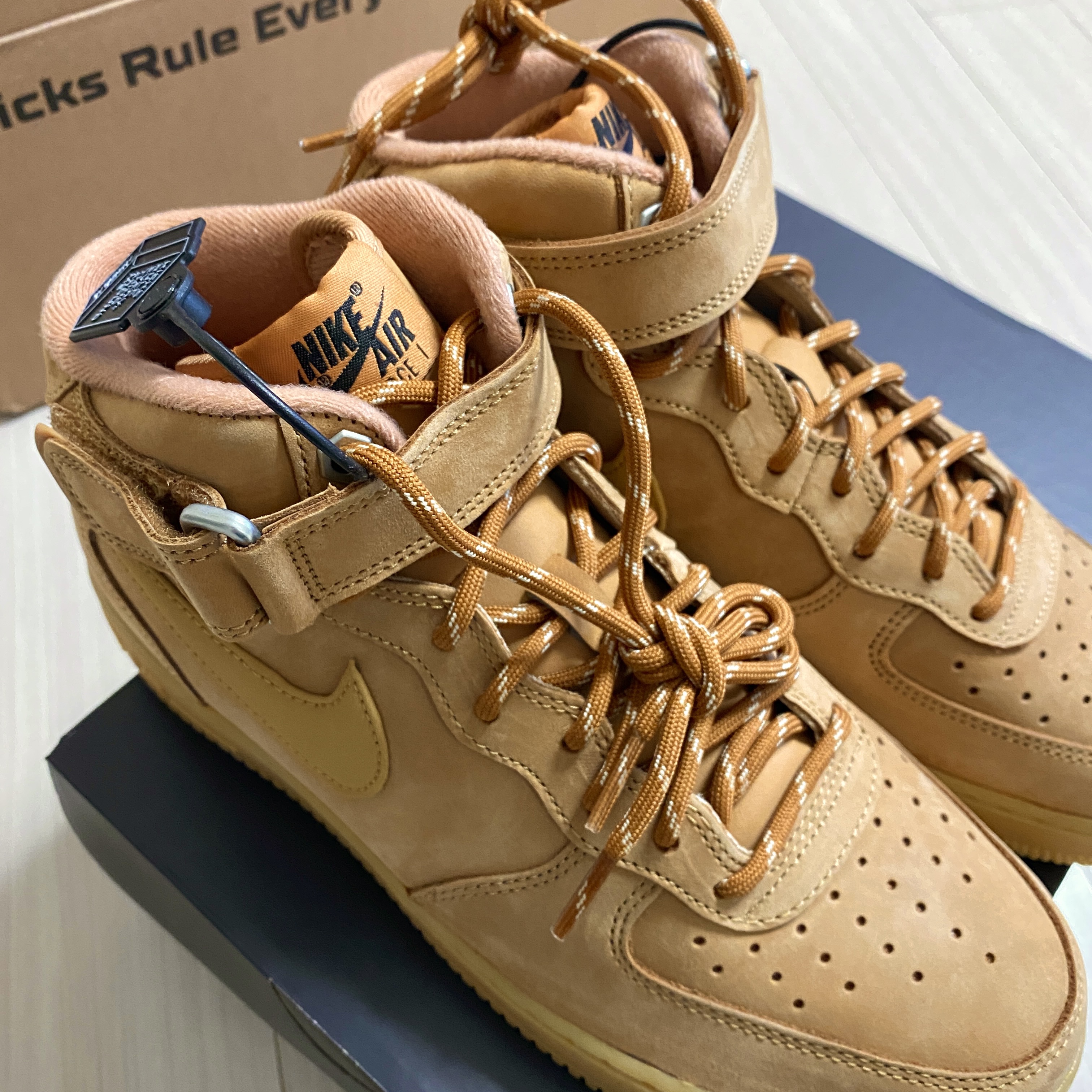 Nike Air Force 1 Mid '07 WB Flax 착용 스타일 - 2