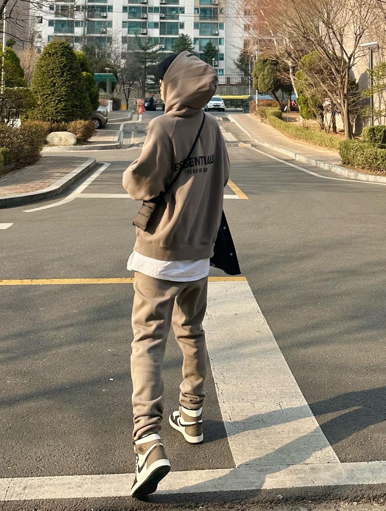 Essentials Pull-Over Hoodie Taupe - 21SS, Essentials Sweatpants Taupe - 21SS 착용 스타일 - 3