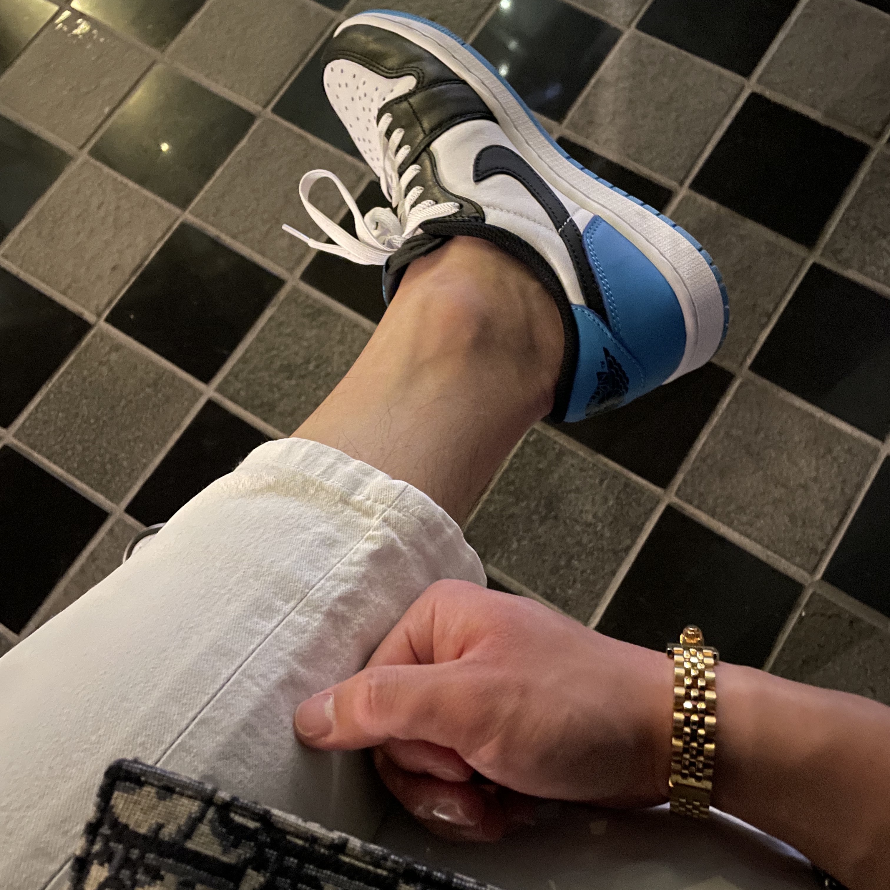 Jordan 1 Retro Low OG Black and Dark Powder Blue 착용 스타일