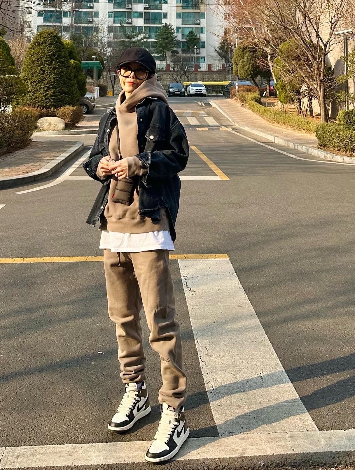 Essentials Pull-Over Hoodie Taupe - 21SS, Essentials Sweatpants Taupe - 21SS 착용 스타일 - 1