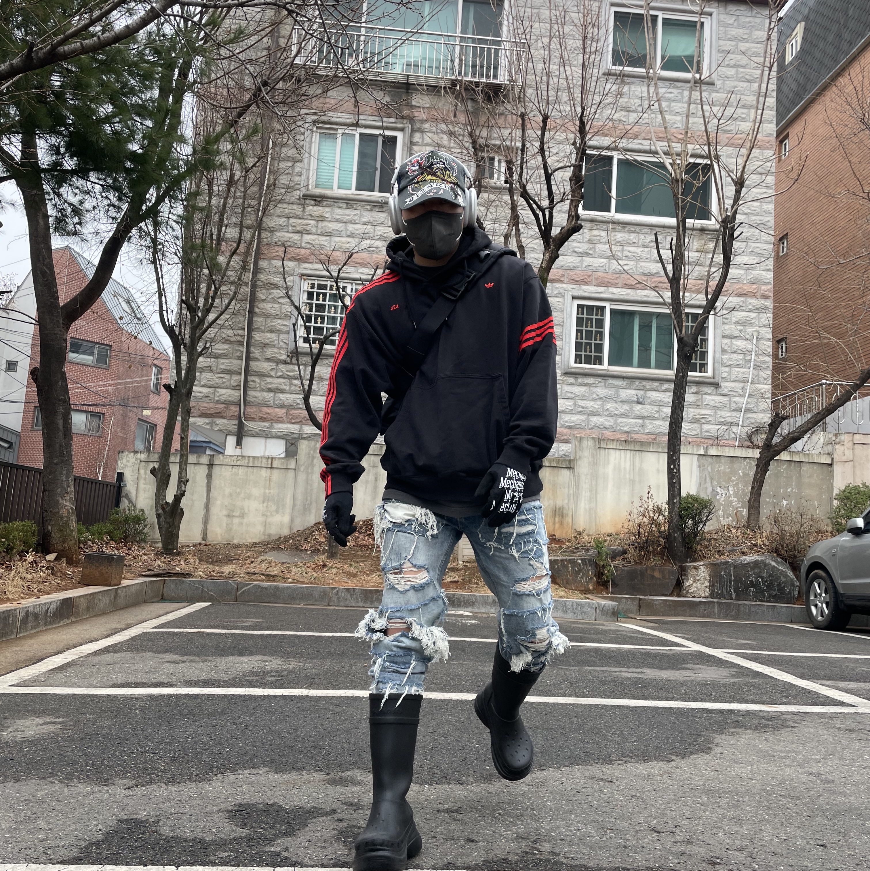 Balenciaga x Crocs Rubber Boot Black, Apple AirPods Max Lightning Silver (Korean Ver.) 착용 스타일 - 4