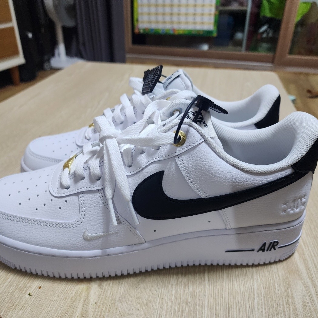 Nike Air Force 1 '07 LV8 40th Anniversary Join Forces White Black 착용 스타일 - 1