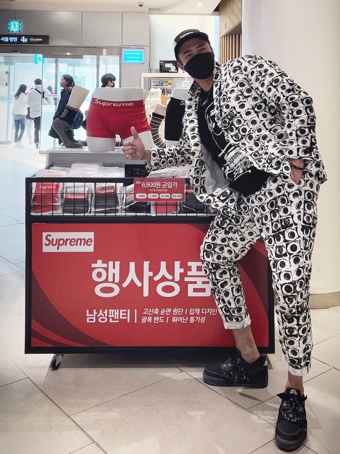 Supreme x Jean Paul Gaultier T-Shirt Black - 19SS, Supreme x Jean Paul Gaultier Reversible Backpack MA-1 Silver - 19SS 착용 스타일 - 2