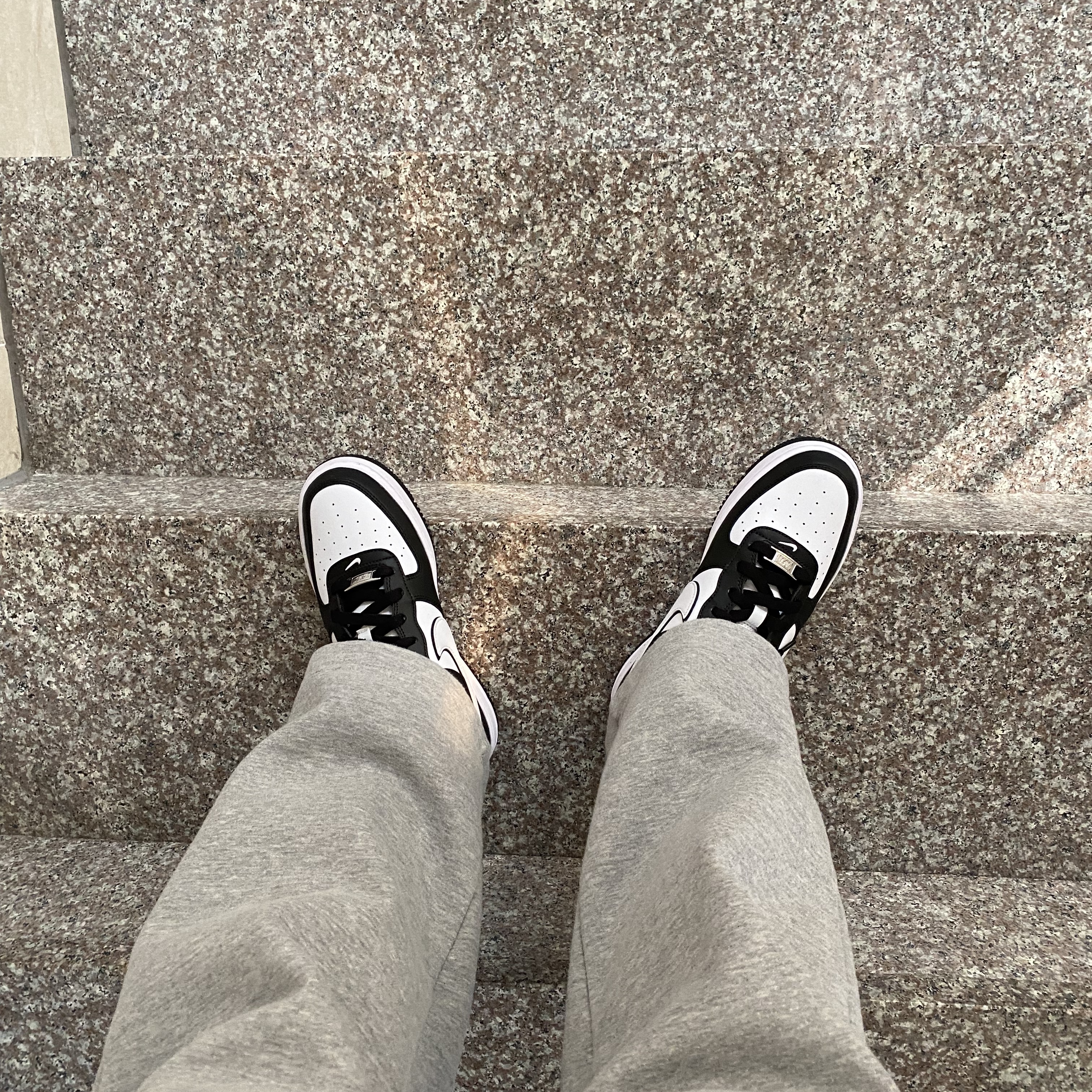 (GS) Nike Air Force 1 LV8 2 Black White 착용 스타일