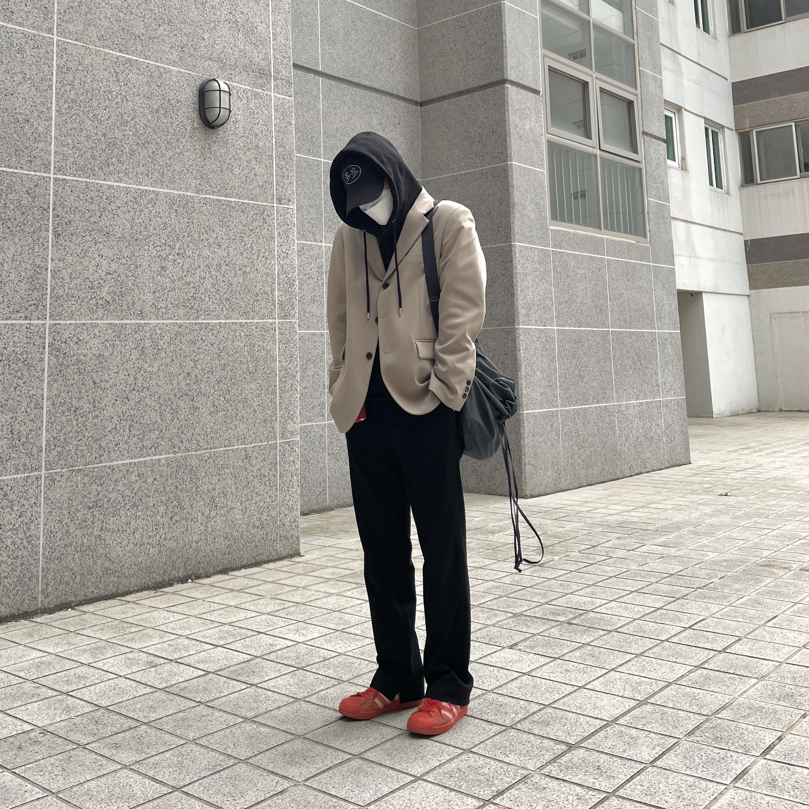 Dada Logo Cap Black White, Uniqlo U Drawstring Shoulder Bag Dark Grey 착용 스타일 - 1