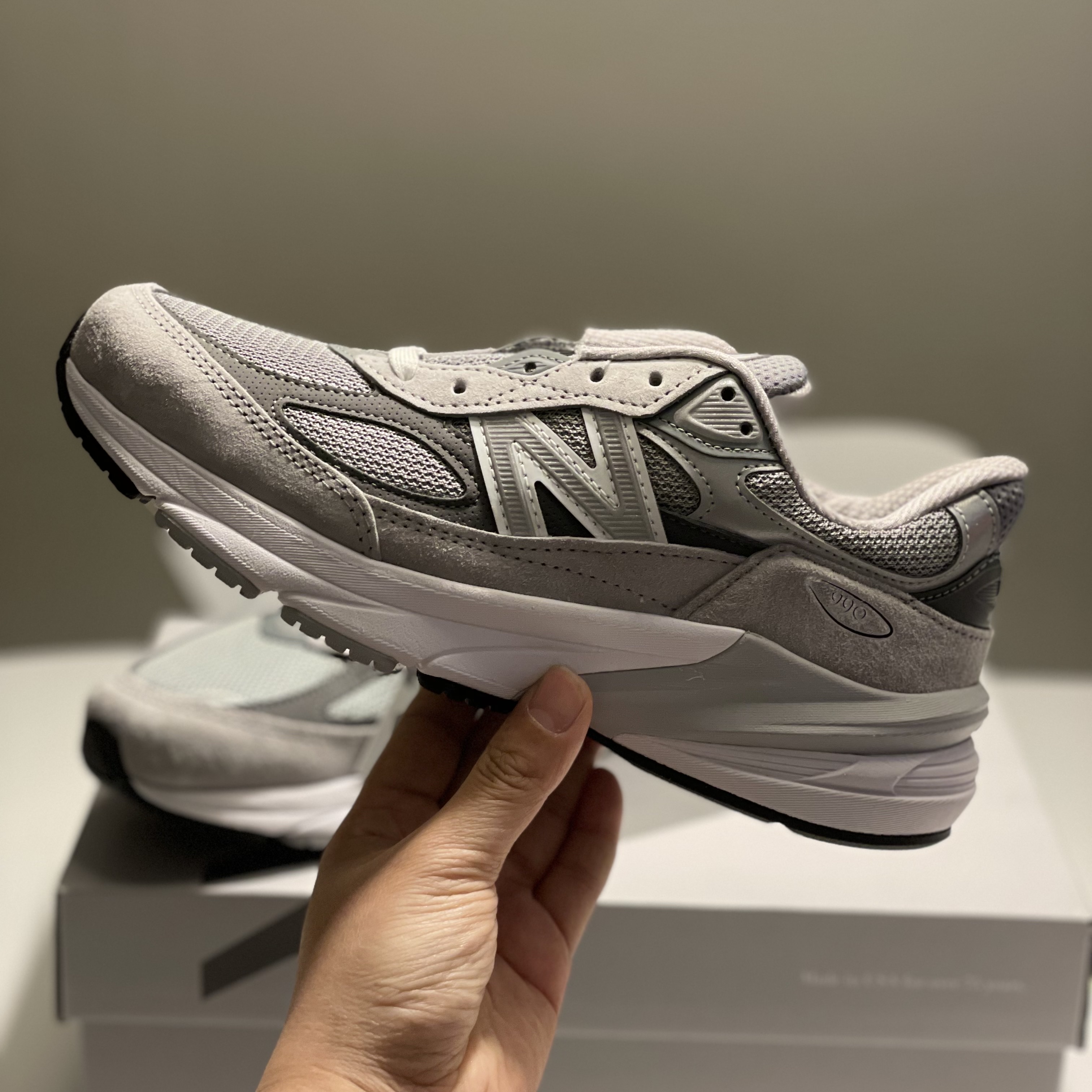 (W) New Balance 990v6 Made in USA Grey - B Standard 착용 스타일 - 2
