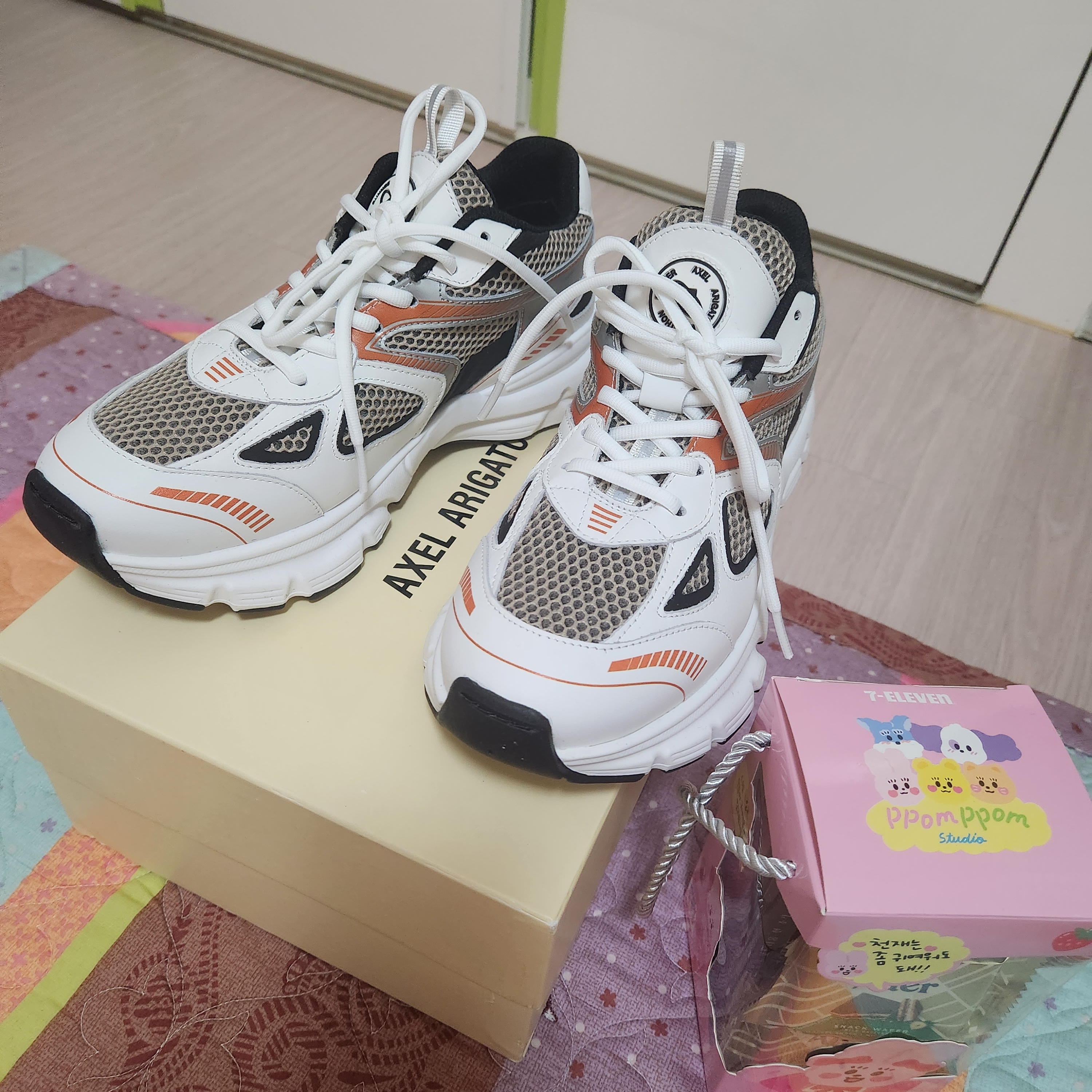 Axel Arigato Marathon Runner White Black Orange 착용 스타일 - 1