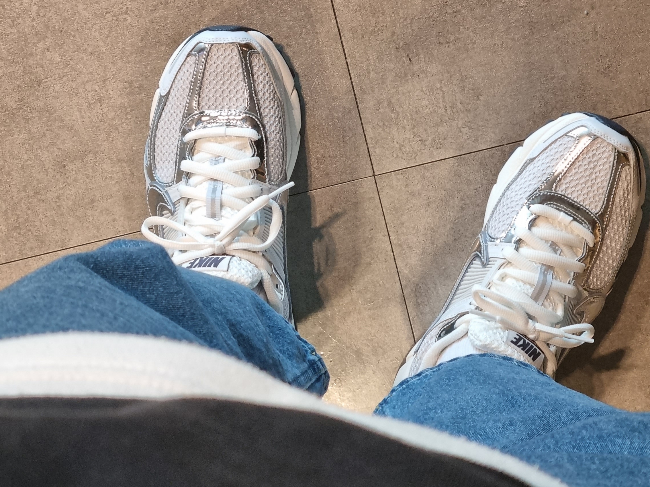 (W) Nike Zoom Vomero 5 Photon Dust and Metallic Silver 착용 스타일 - 1