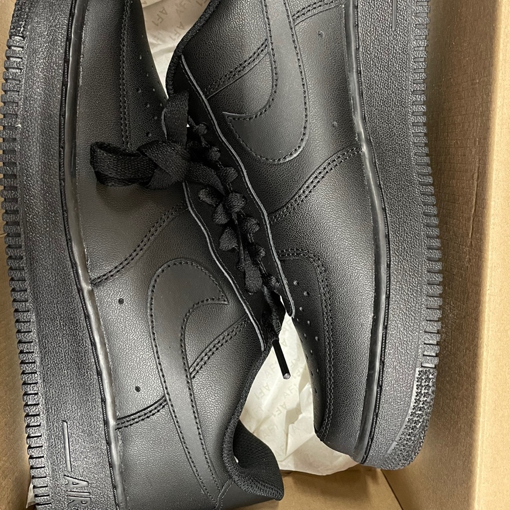 Nike Air Force 1 '07 Low Triple Black 착용 스타일 - 3