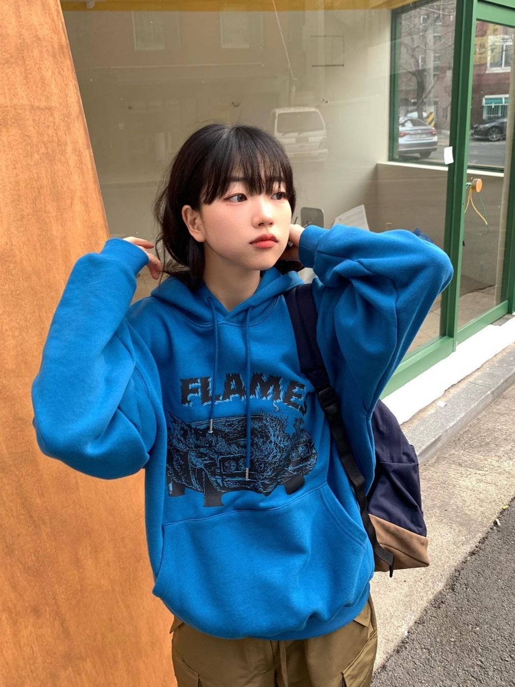 Thevinylhouse Flames Car Hoodie Blue 착용 스타일
