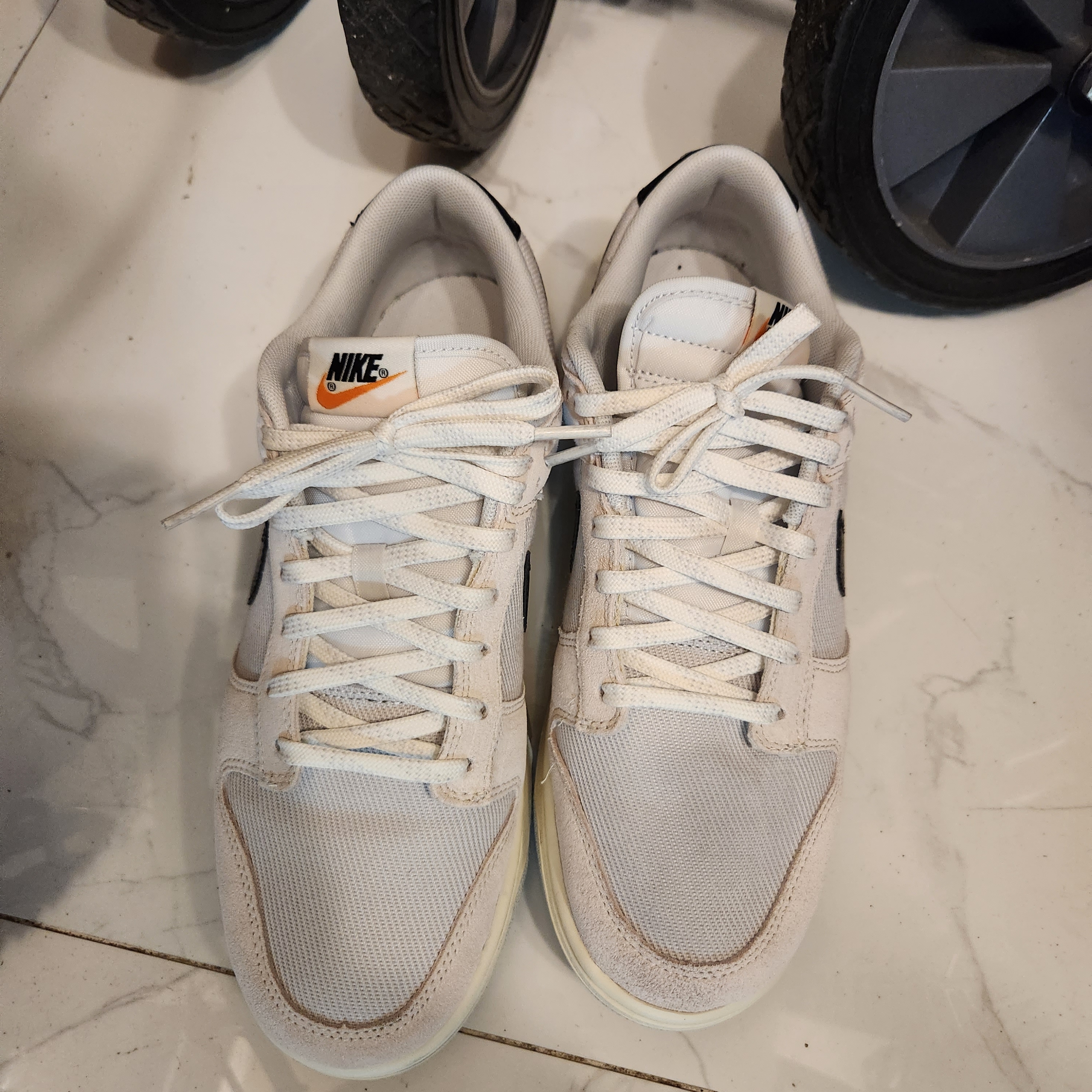 Nike Dunk Low SE Photon Dust and Summit White 착용 스타일