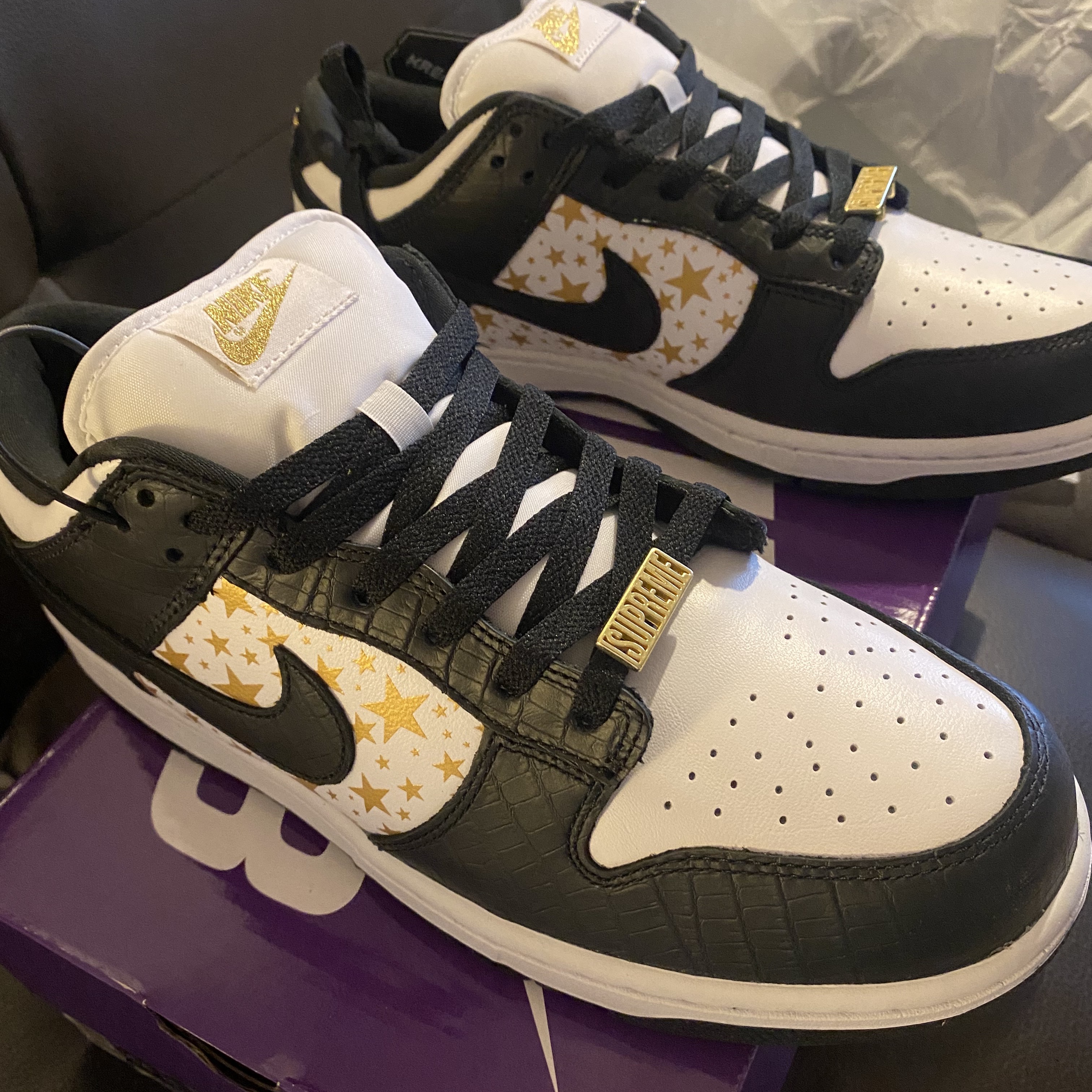 Nike x Supreme SB Dunk Low Black 착용 스타일 - 5