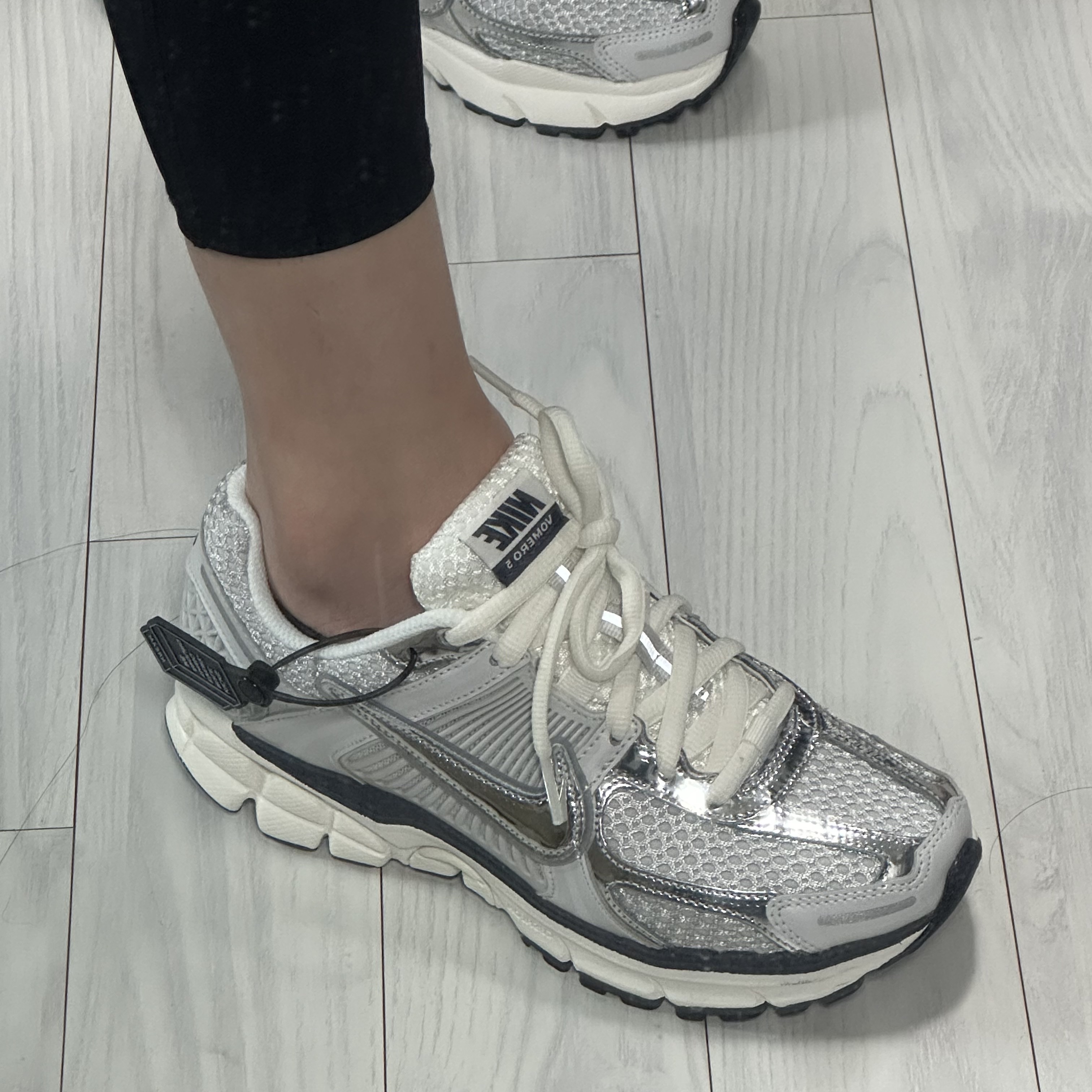 (W) Nike Zoom Vomero 5 Photon Dust and Metallic Silver 착용 스타일