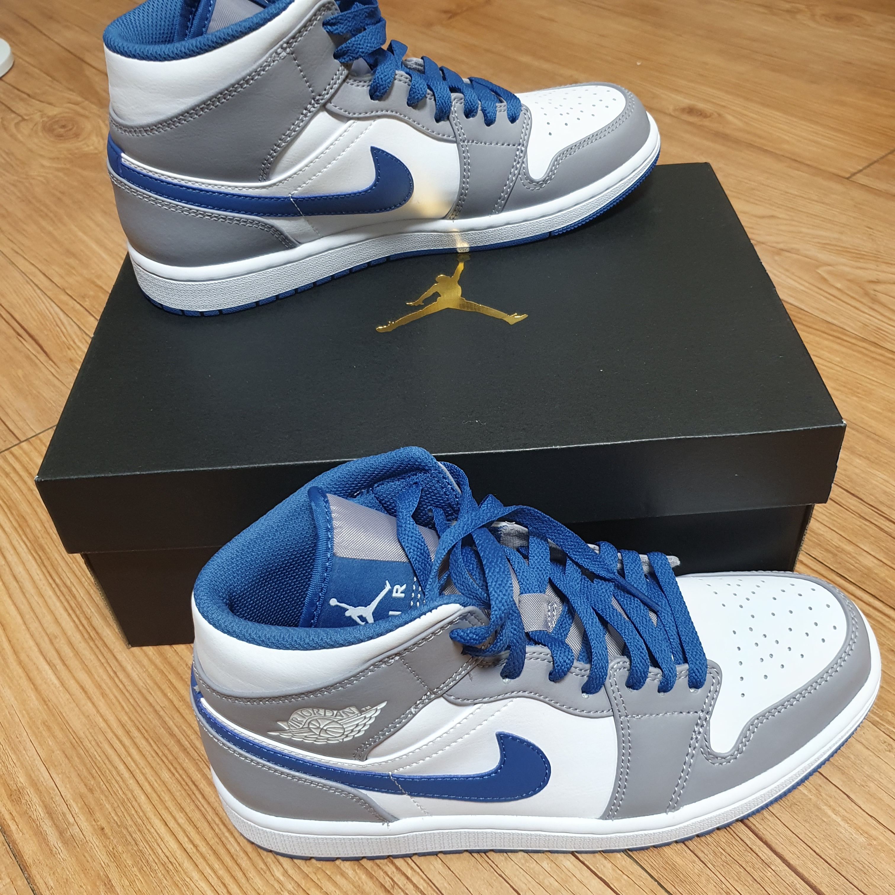 Jordan 1 Mid Cement Grey True Blue 착용 스타일