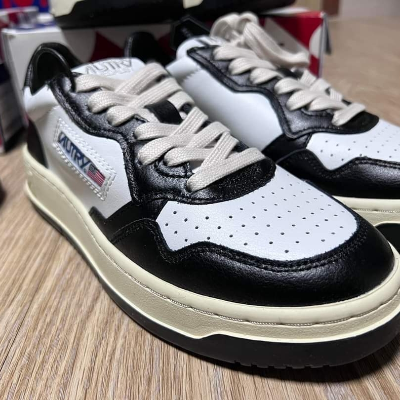 (W) Autry Medalist Low Leather Sneakers Black White 착용 스타일