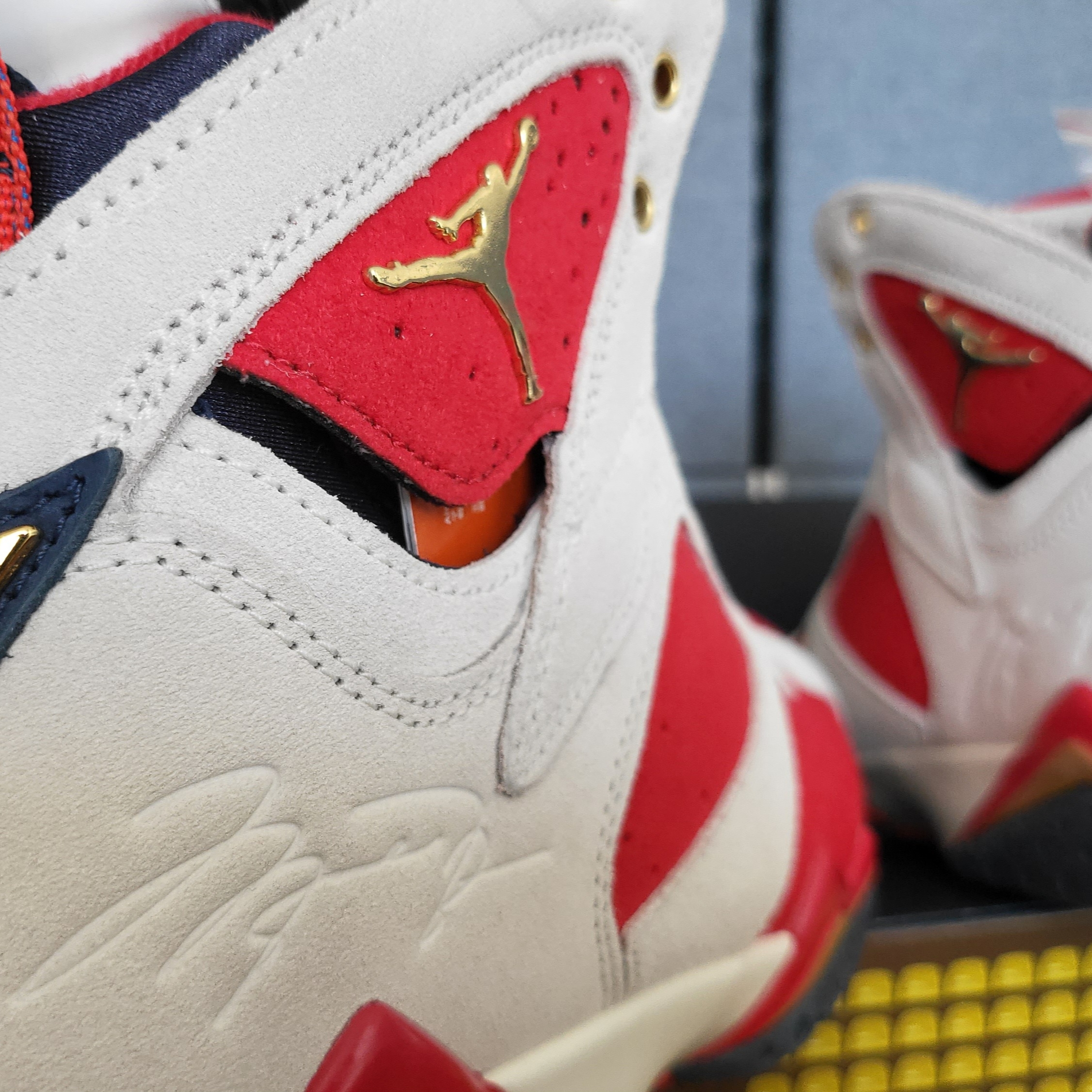 Jordan 7 x Trophy Room Retro SP True Red and Obsidian 착용 스타일 - 3