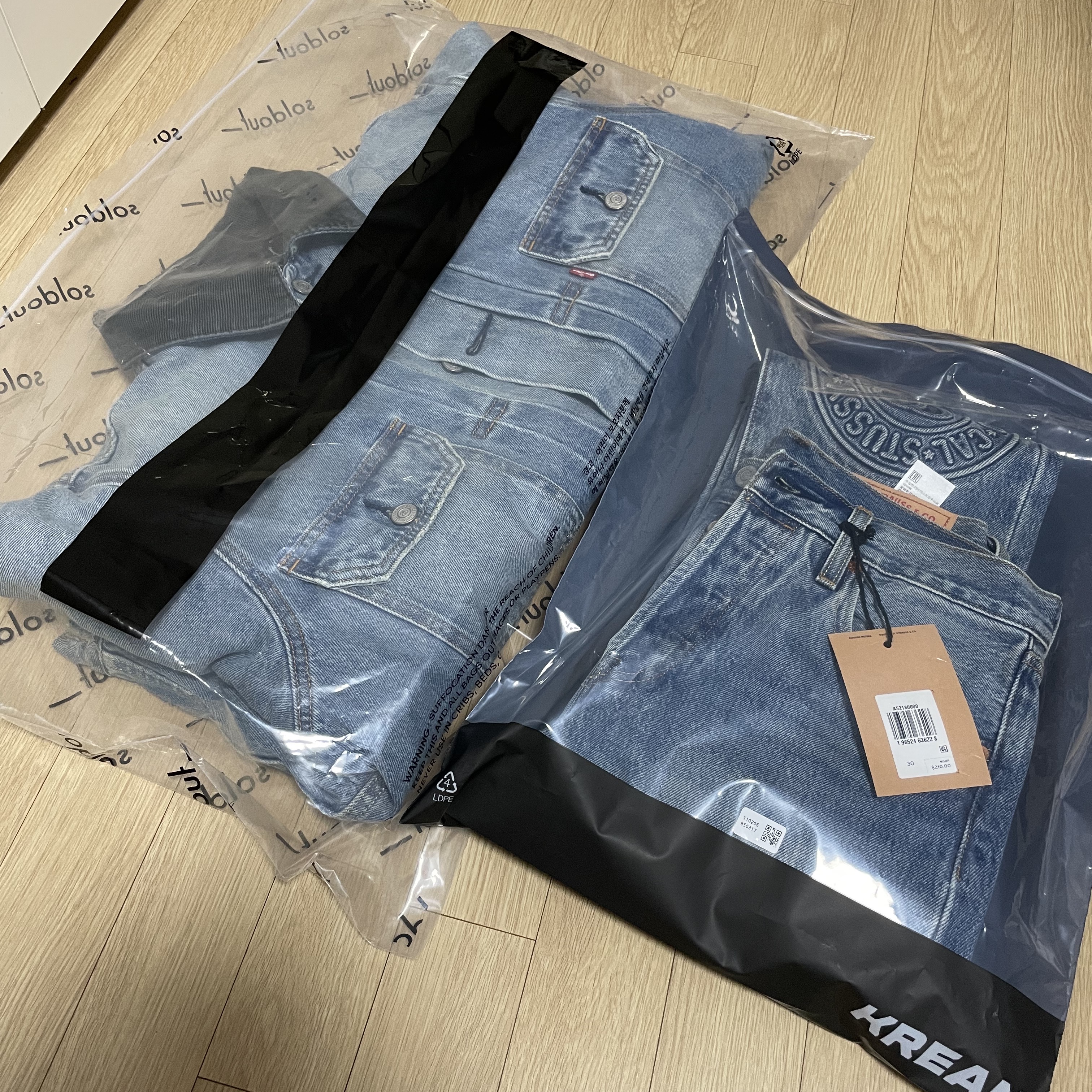 Stussy x Levi's Embossed Trucker Jacket Indigo, Stussy x Levi's Embossed 501 Jean Indigo 착용 스타일