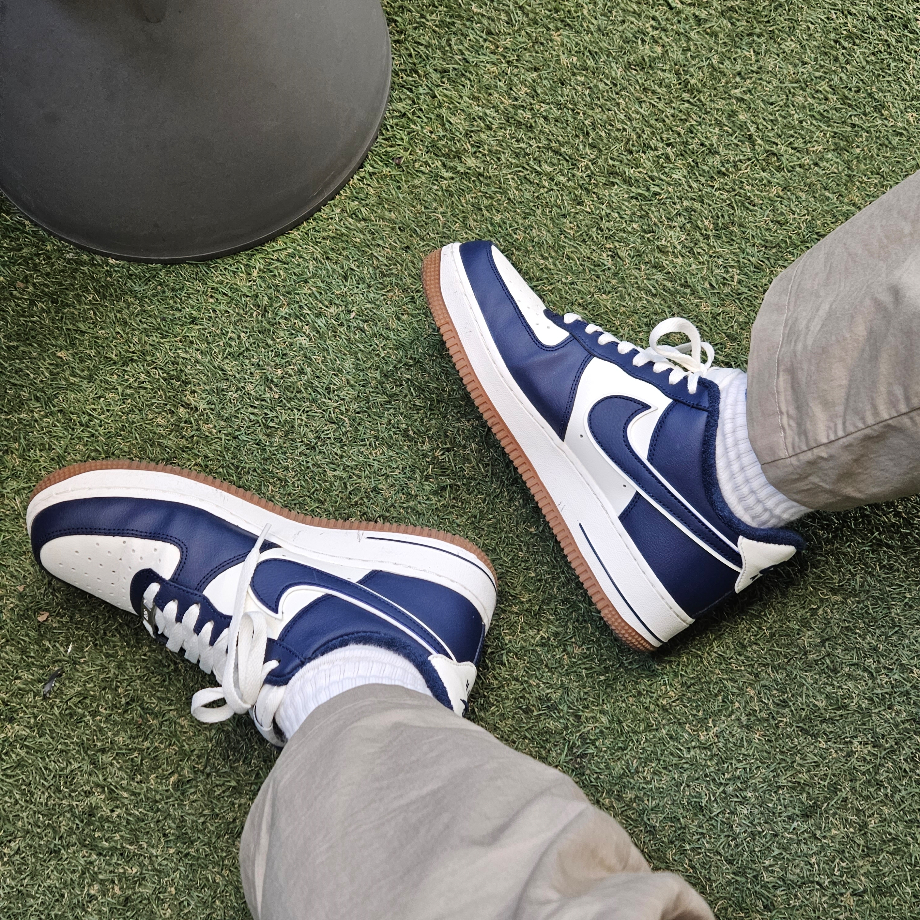 Nike Air Force 1 '07 LV8 Midnight Navy 착용 스타일