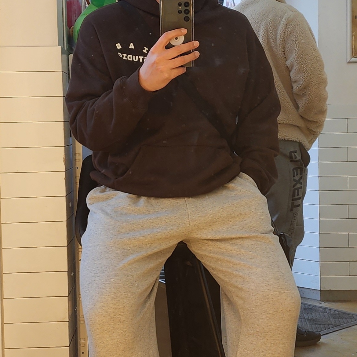 IAB Studio Hoodie Brown 착용 스타일
