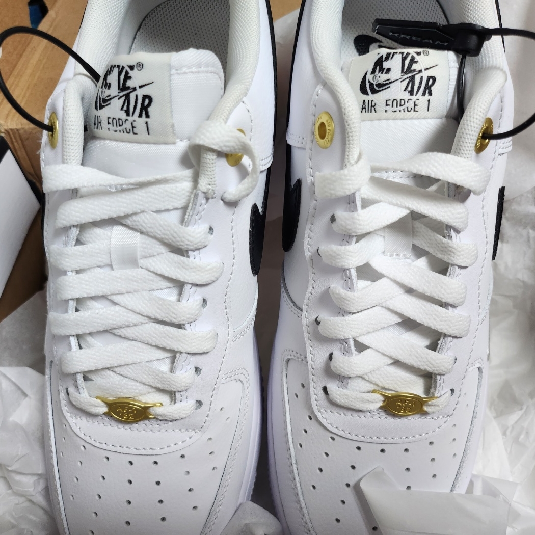 Nike Air Force 1 '07 LV8 40th Anniversary Join Forces White Black 착용 스타일 - 2