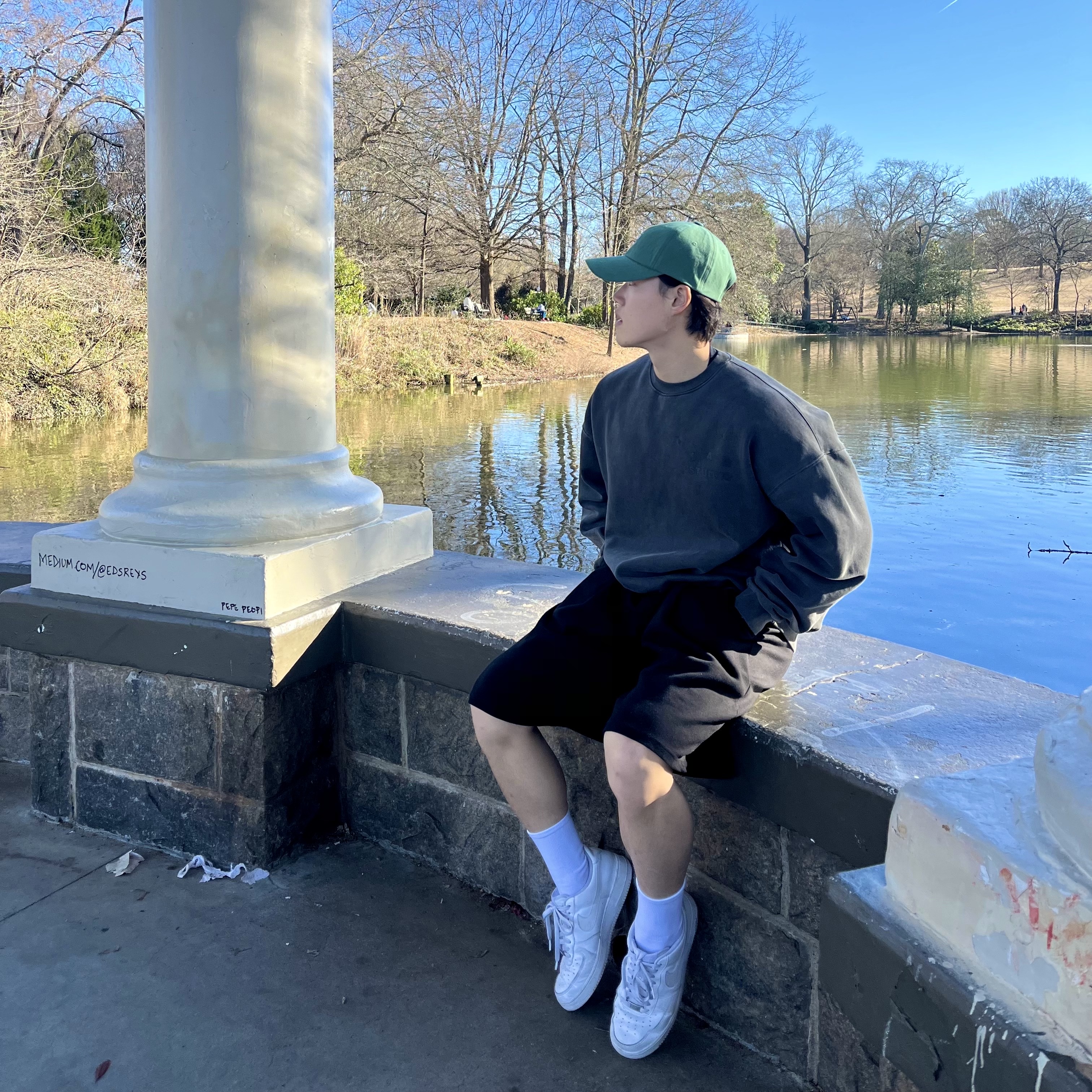 IAB Studio Pigment Sweatshirt & Mini Bag Black, Nike Air Force 1 '07 Low White 착용 스타일
