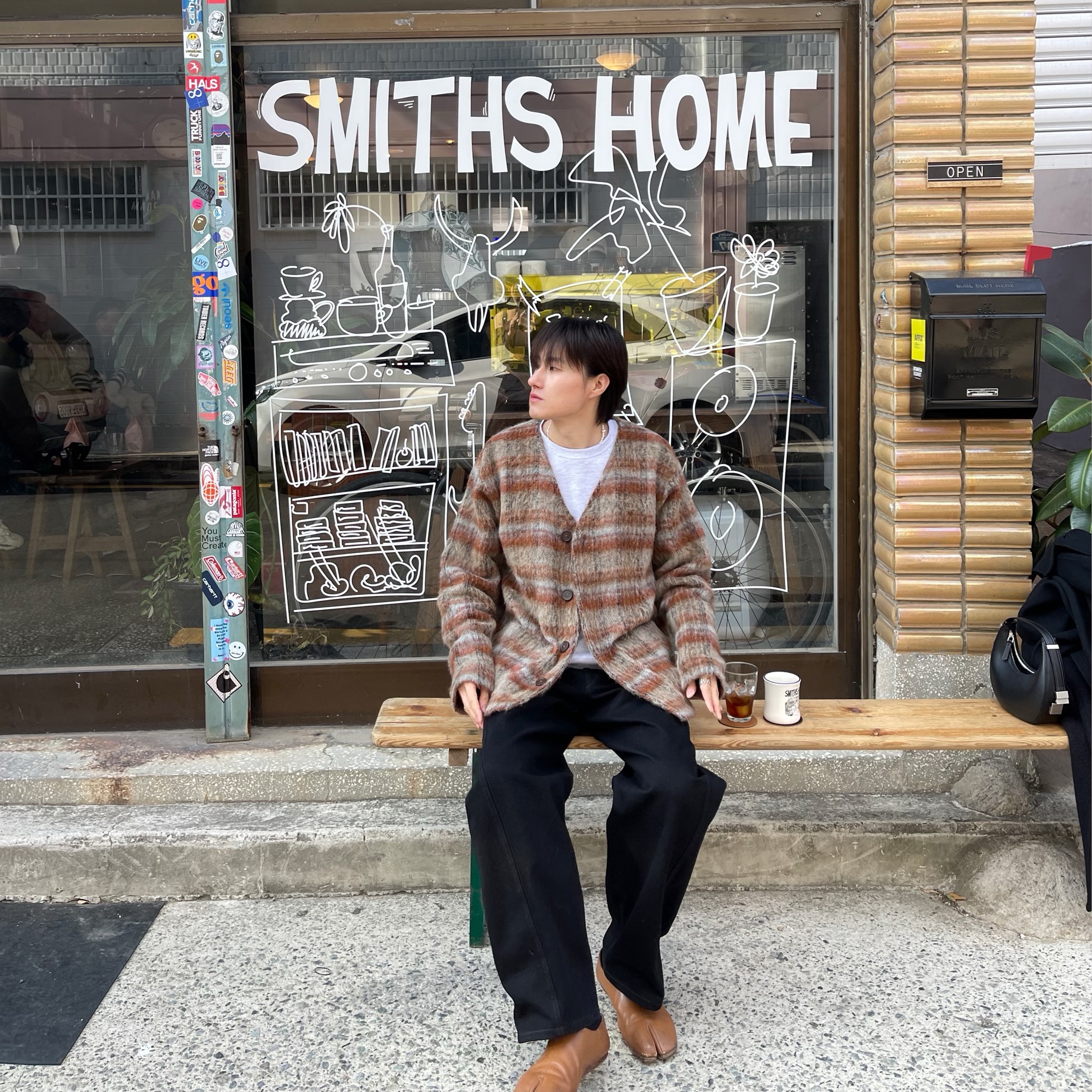 Our Legacy Cardigan Mohair Ament Check, Lemaire Twisted Belted Pants Denim Black 착용 스타일 - 2