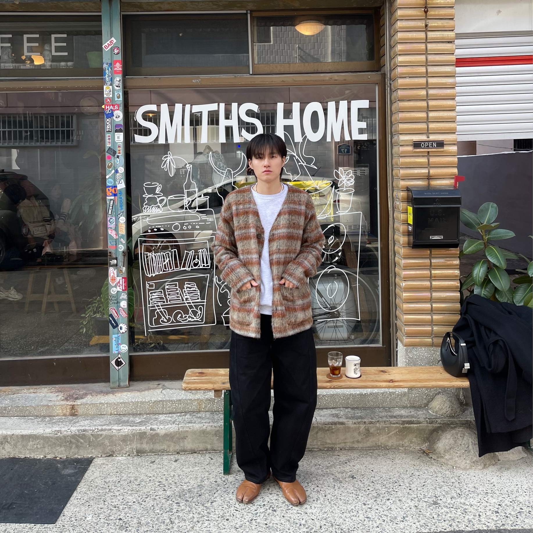 Our Legacy Cardigan Mohair Ament Check, Lemaire Twisted Belted Pants Denim Black 착용 스타일 - 1