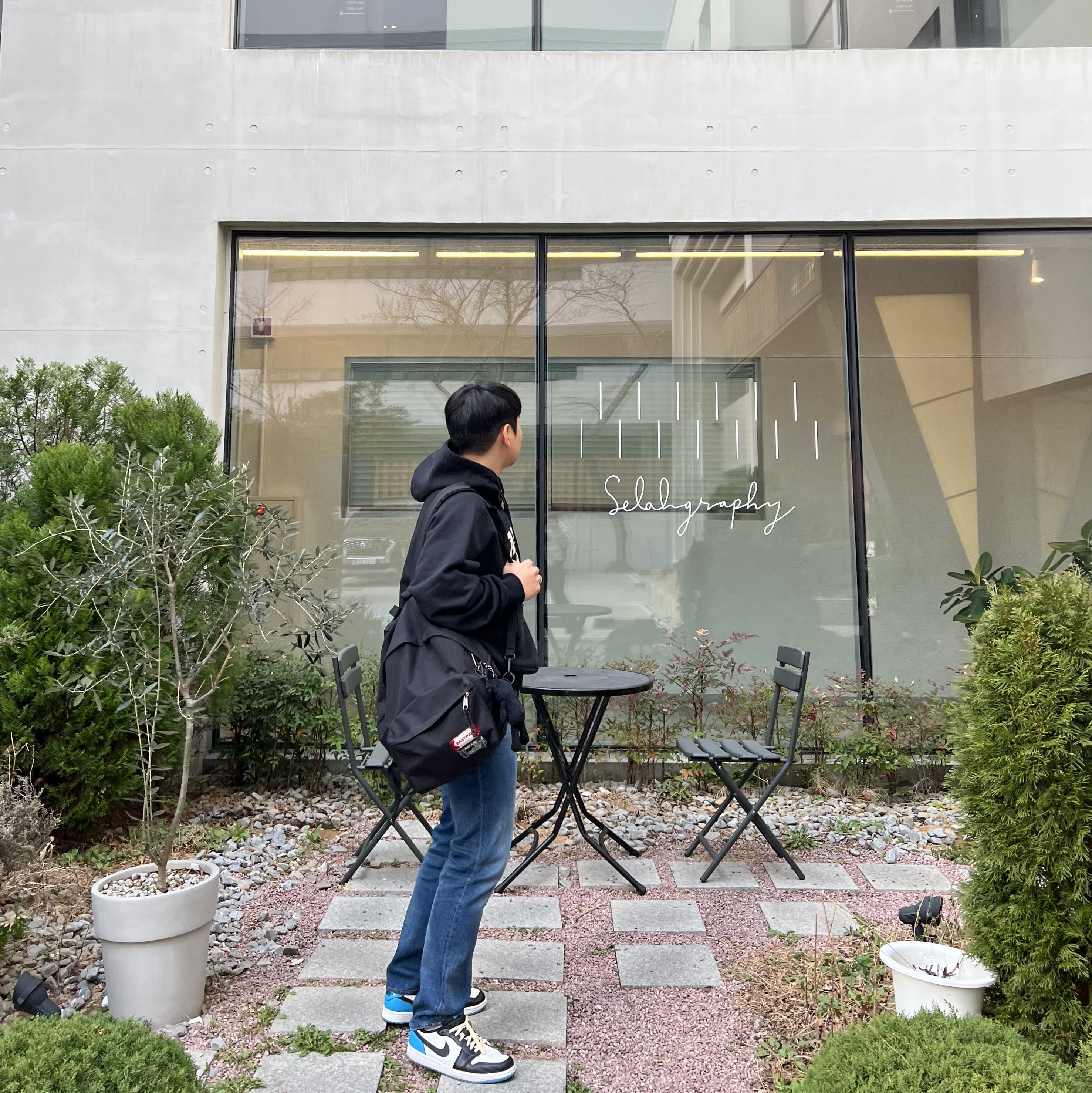 Ami Paris France Hood Sweatshirt Black, Jordan 1 Retro Low OG Black and Dark Powder Blue 착용 스타일 - 1