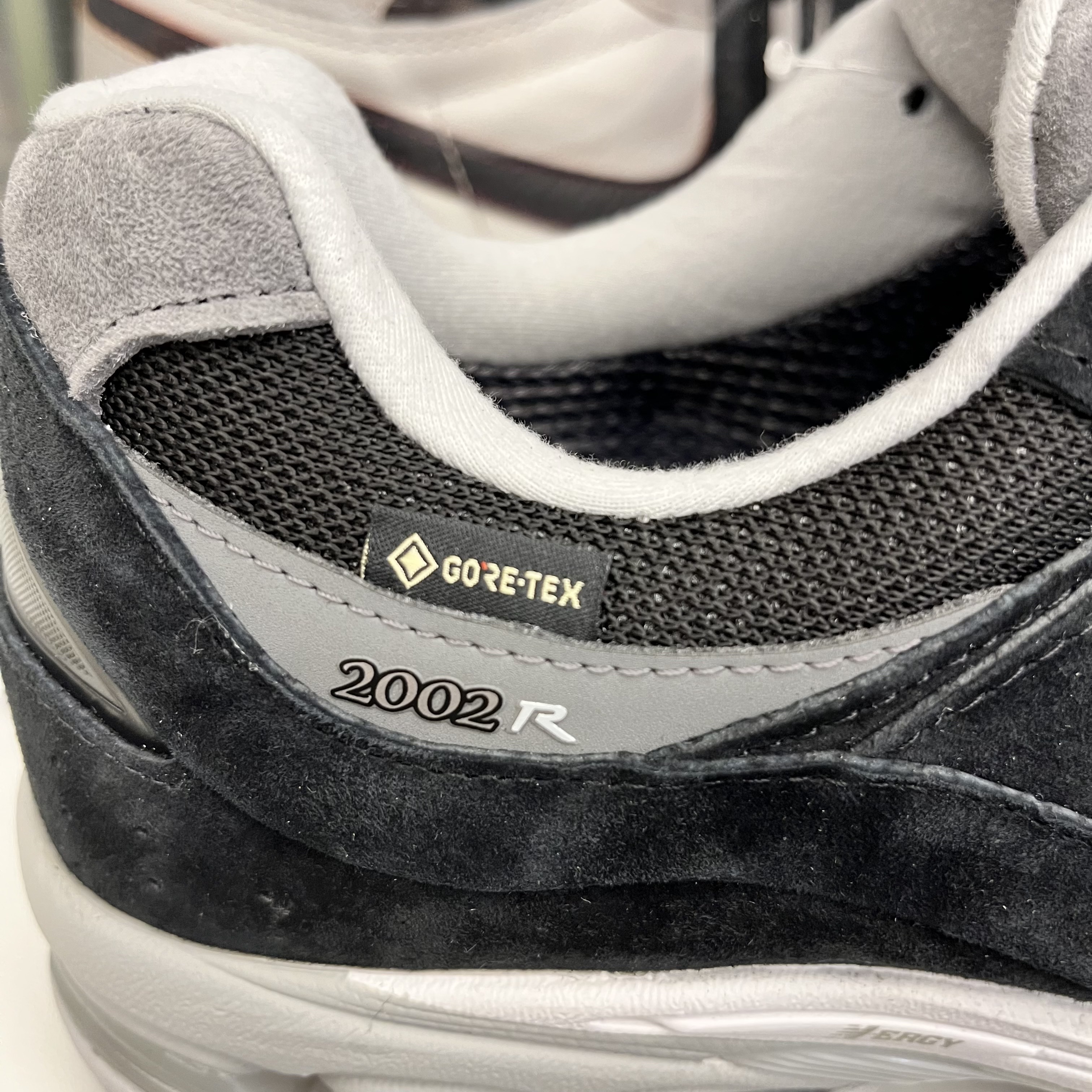New Balance 2002R Gore-Tex Black Silver Metalic 착용 스타일 - 1