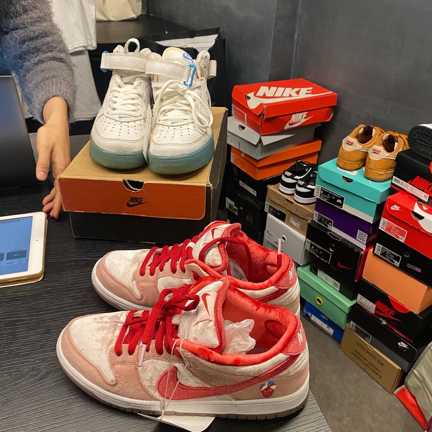 Nike x Supreme SB Dunk Low Black 착용 스타일 - 4