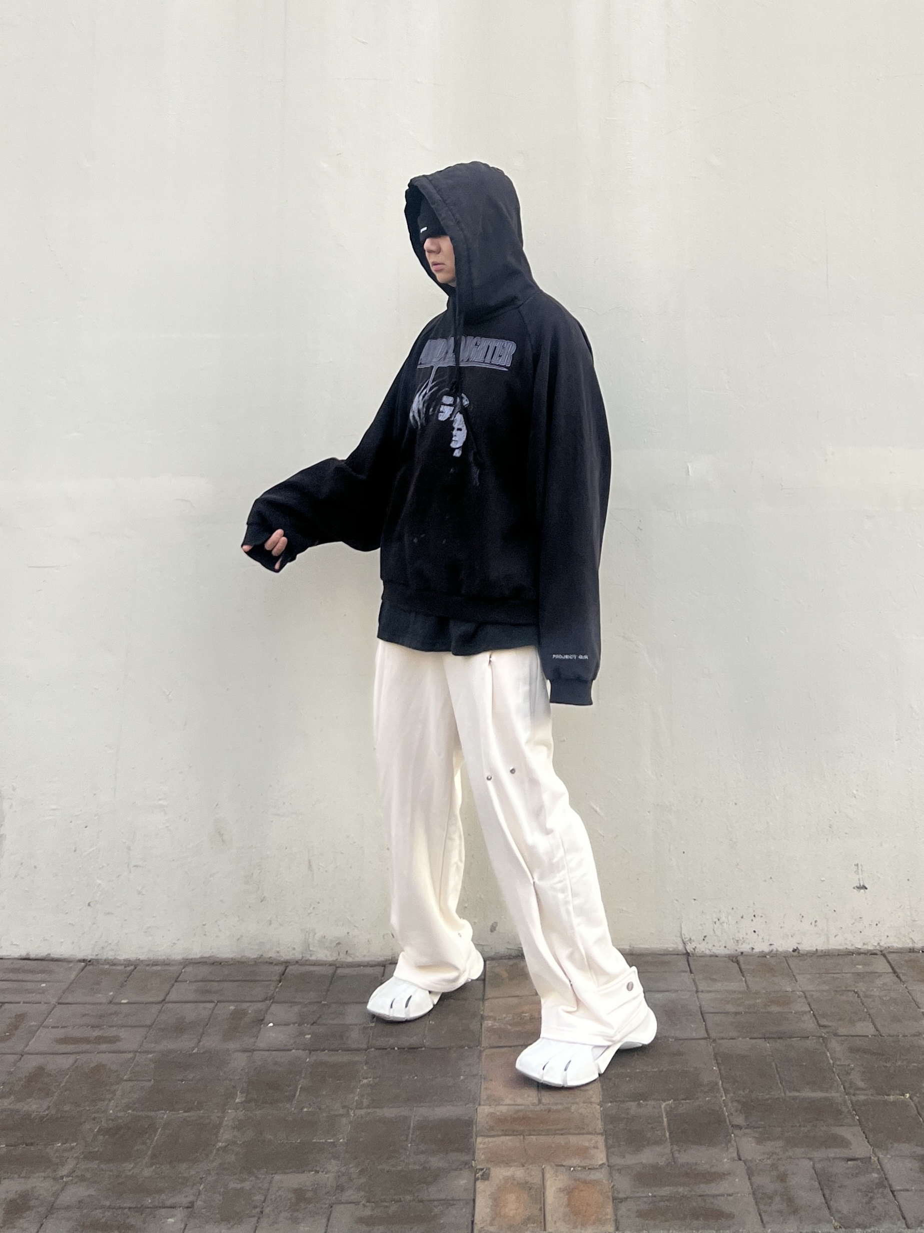 Project G/R Mind Slaughter Vintage Washeed Hoodie Black, Balenciaga Rubber Mold Closed Beige 착용 스타일 - 3