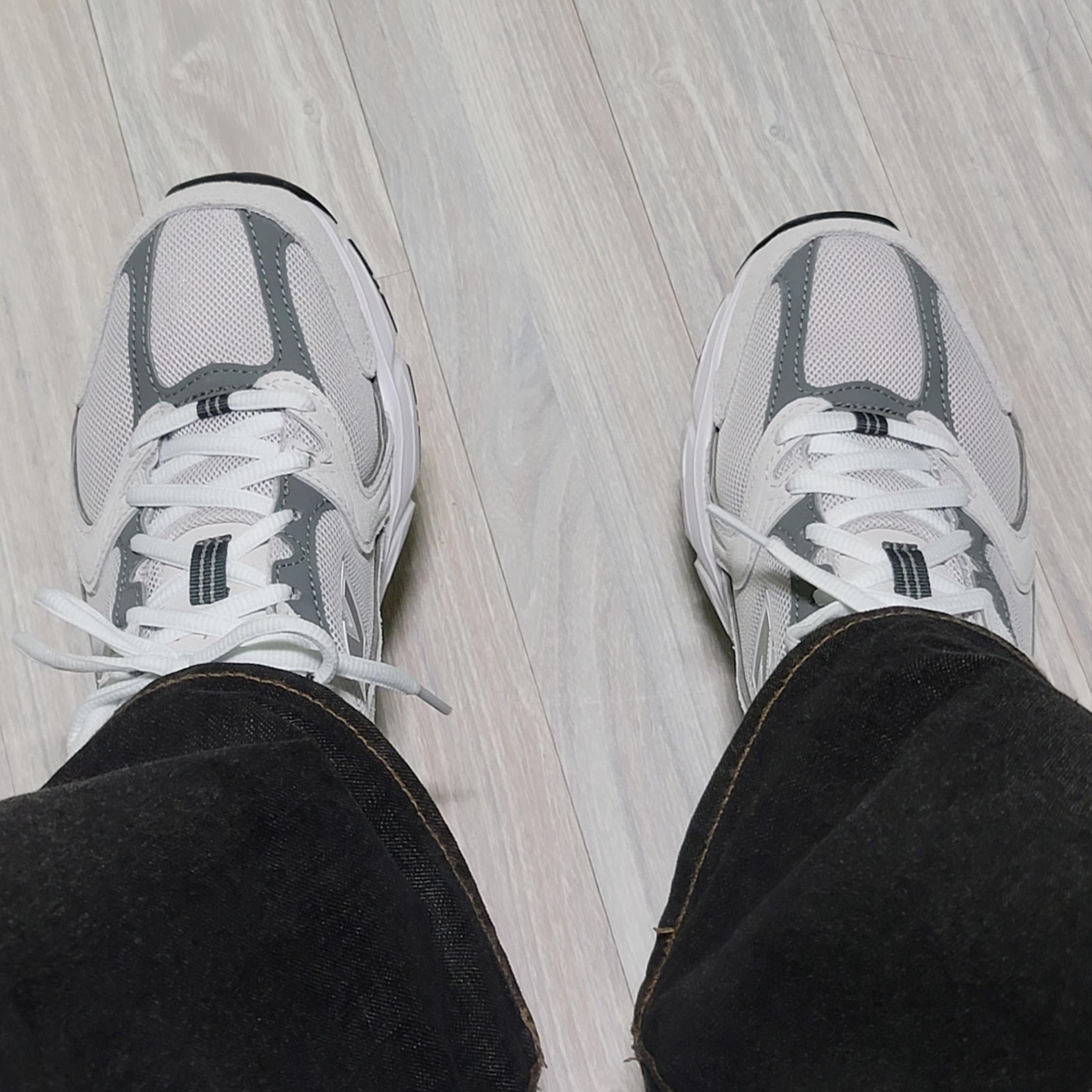 New Balance 530 Classic Grey 착용 스타일
