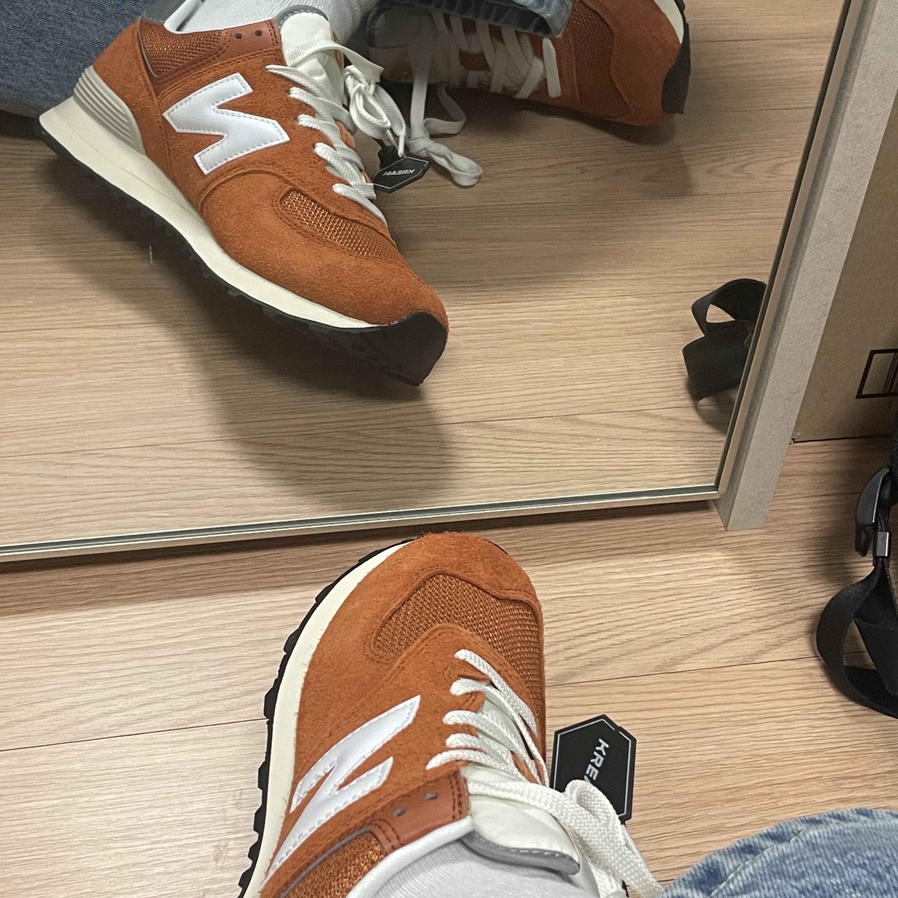 New Balance 574 Heritage Orange Burst White 착용 스타일