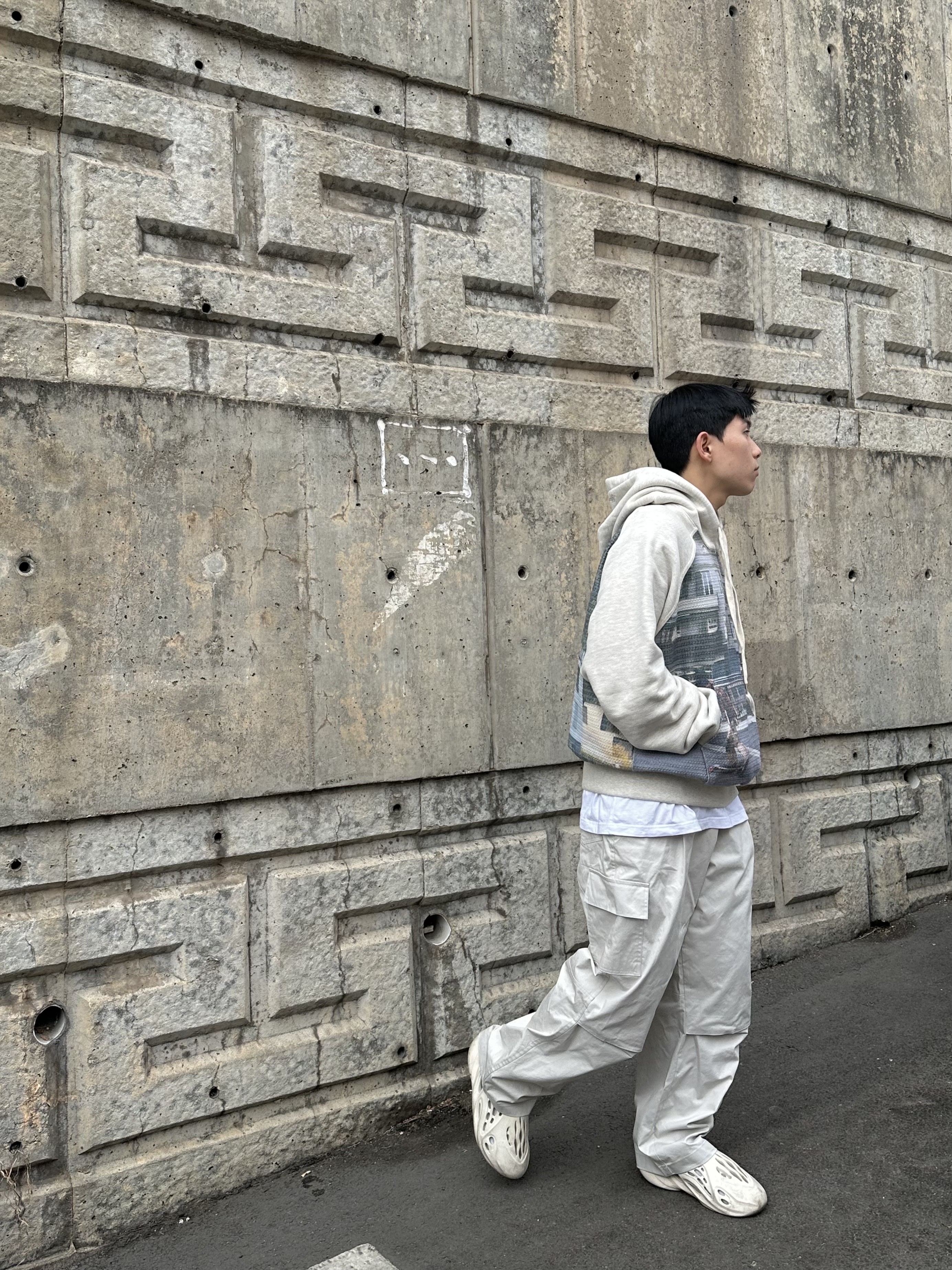 Adidas Yeezy Foam RNNR Sand 착용 스타일 - 1
