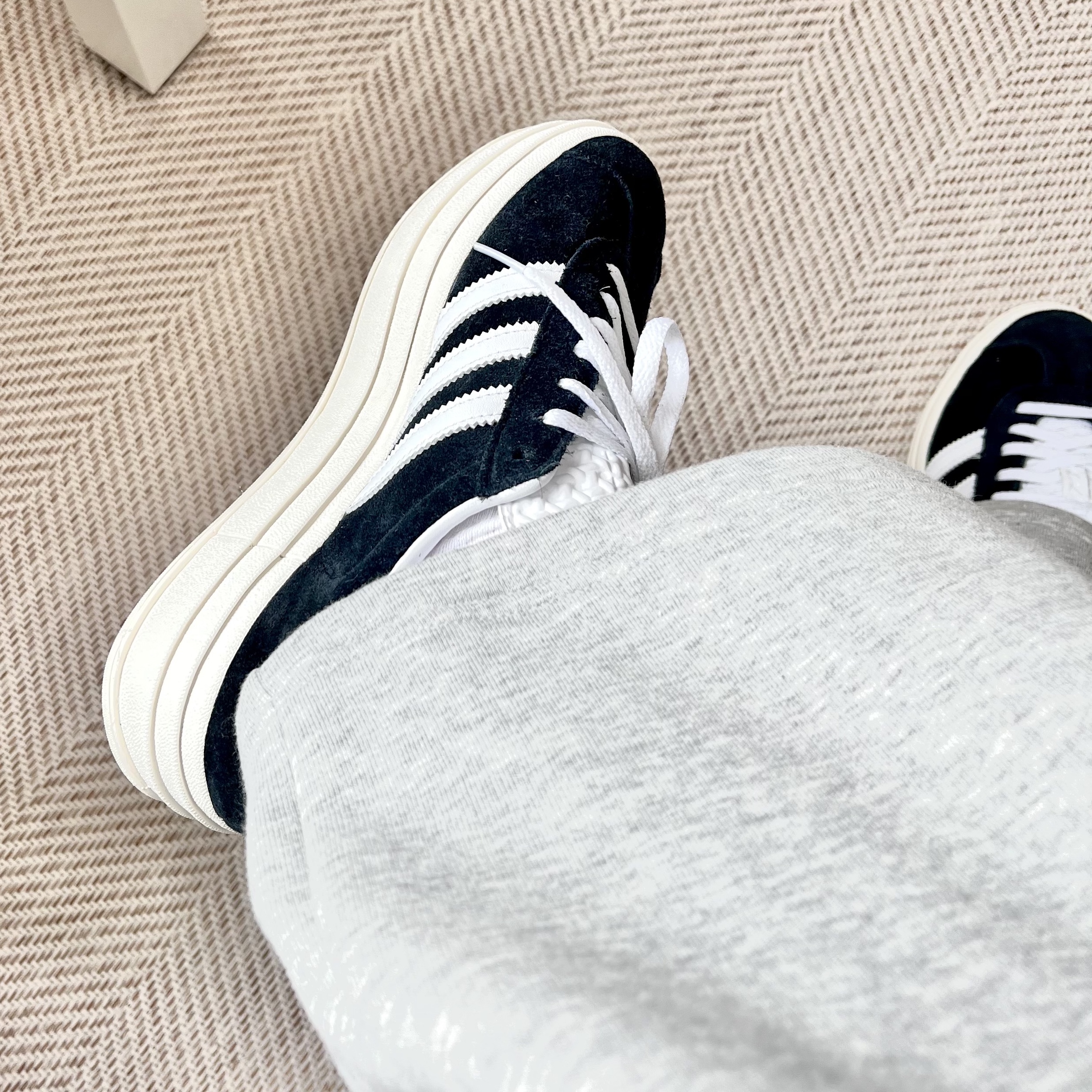 (W) Adidas Gazelle Bold Core Black Cloud White 착용 스타일