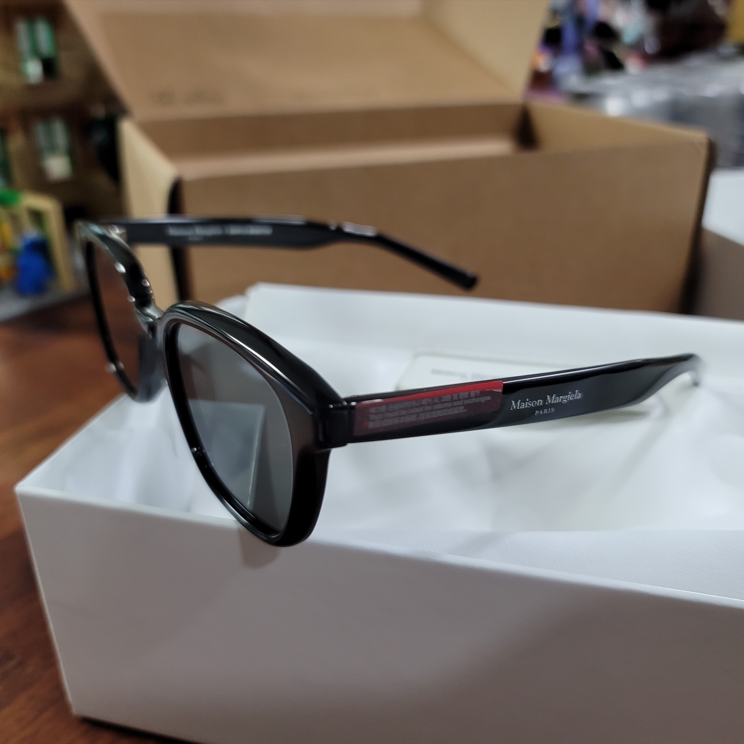 Gentle Monster x Maison Margiela MM007 Black Black 착용 스타일 - 2