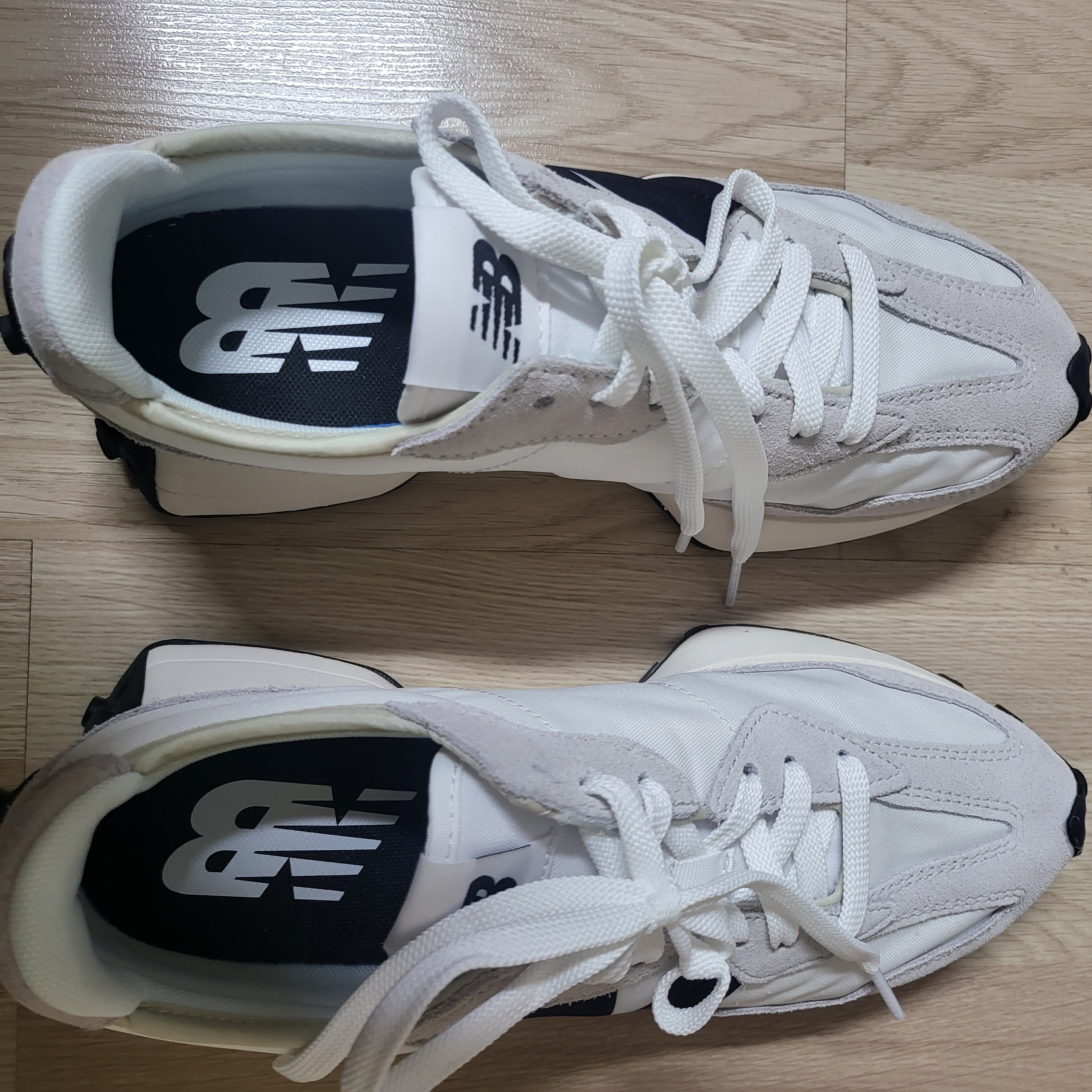 New Balance 327 White Black 착용 스타일