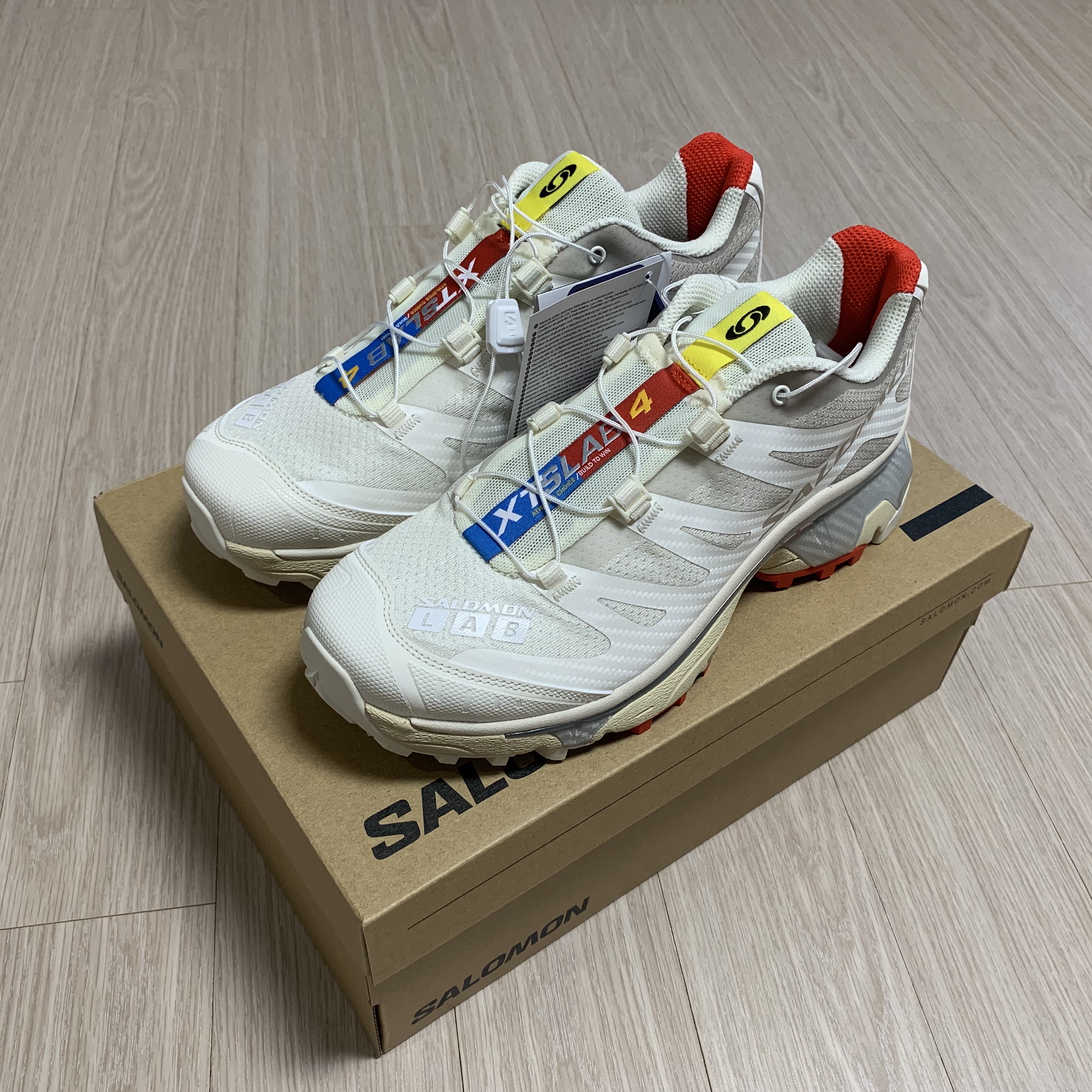 Salomon XT-4 White Lunar Rock 착용 스타일 - 1