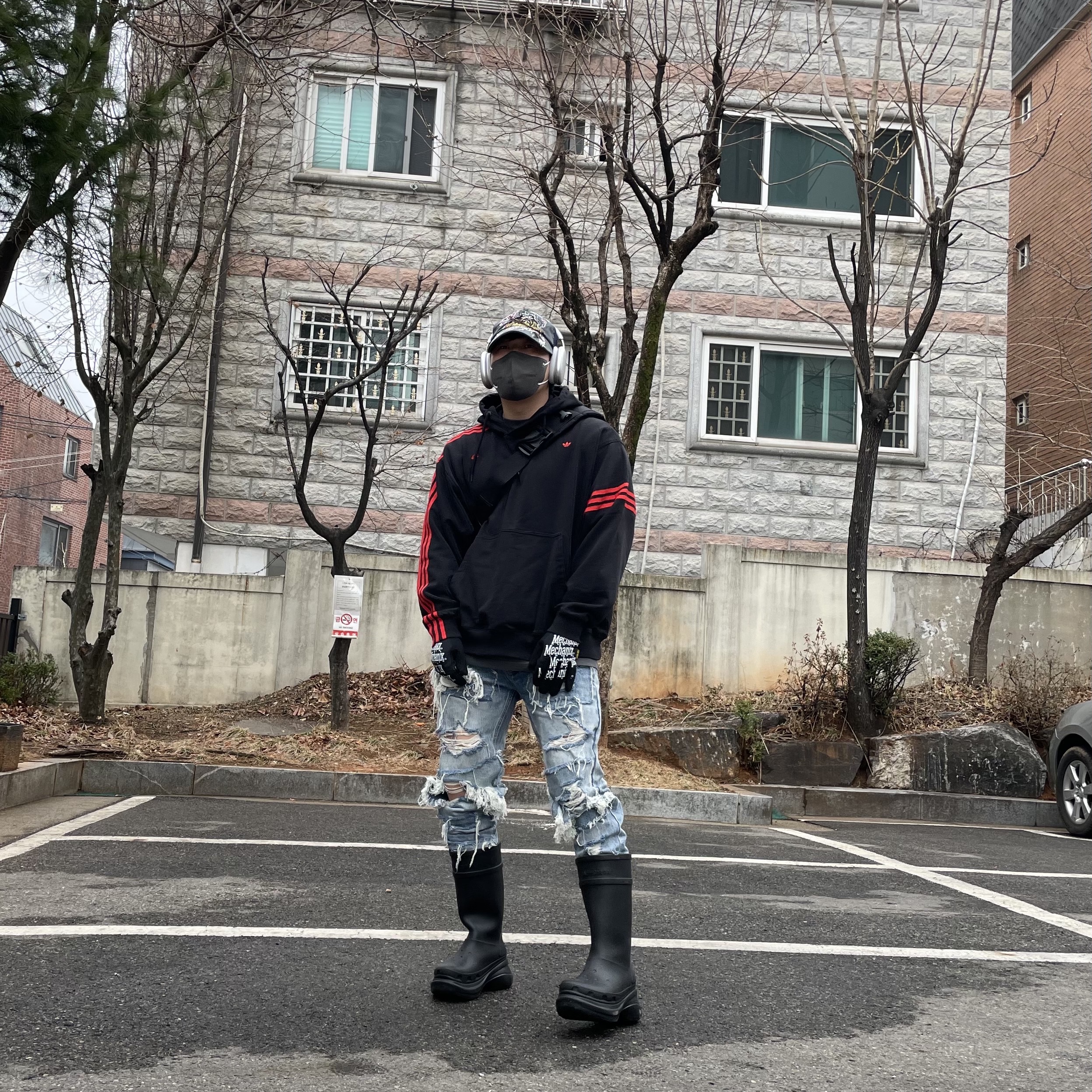 Balenciaga x Crocs Rubber Boot Black, Apple AirPods Max Lightning Silver (Korean Ver.) 착용 스타일 - 1