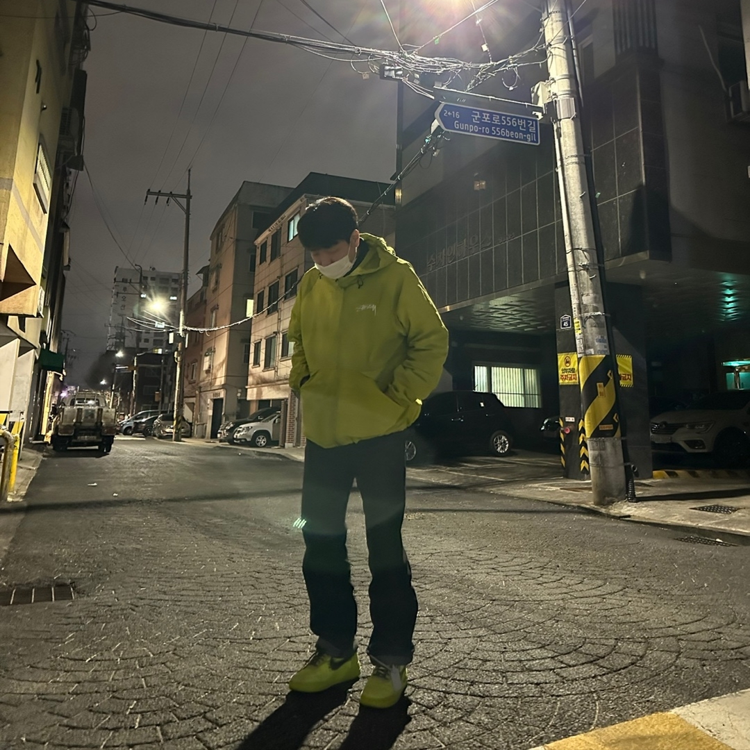 Stussy Wave Dye Beach Shell Jacket Slime, Nike x Off-White Air Force 1 Low Volt 착용 스타일