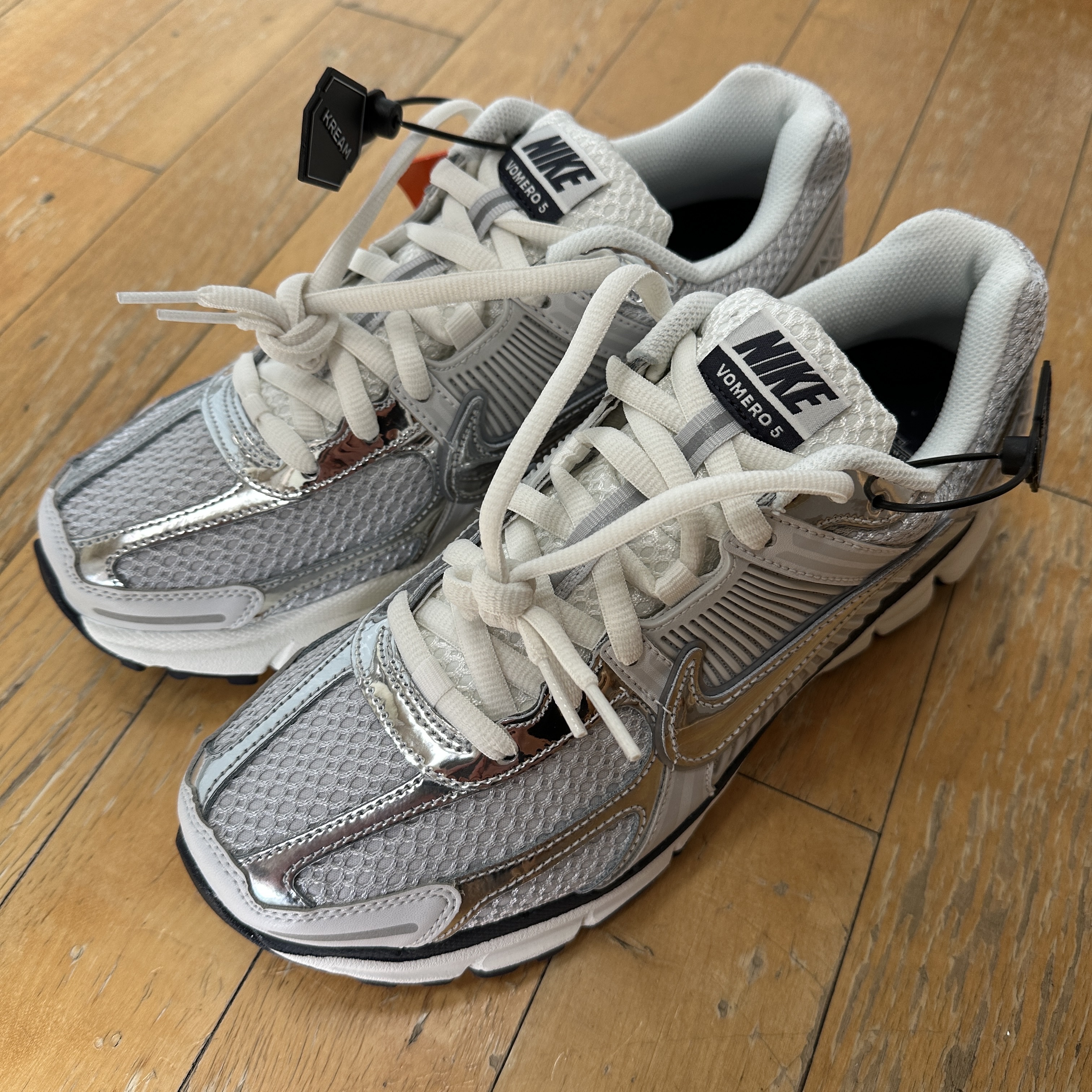 (W) Nike Zoom Vomero 5 Photon Dust and Metallic Silver 착용 스타일