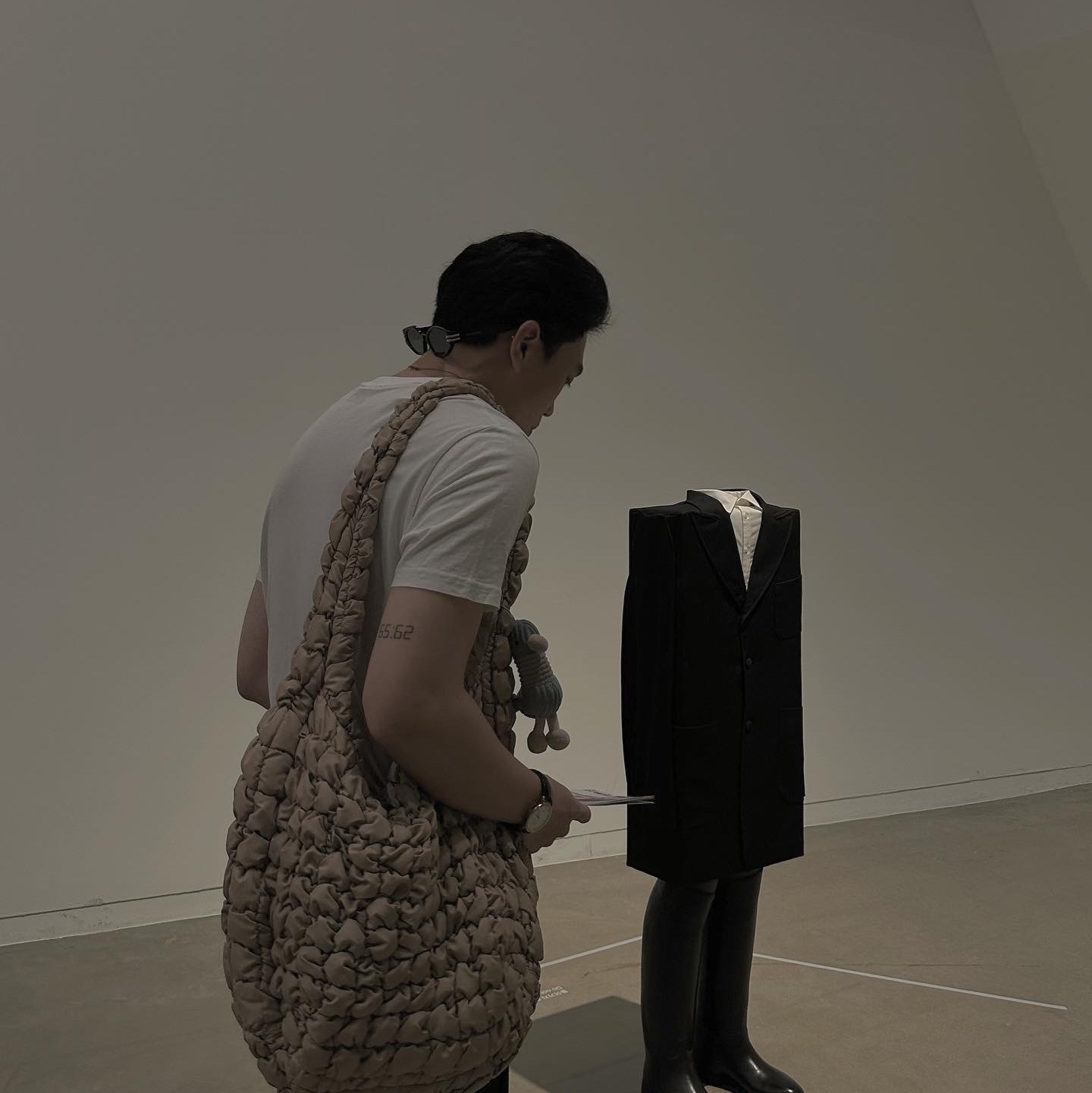 COS Quilted Oversized Shoulder Bag Beige 착용 스타일 - 2